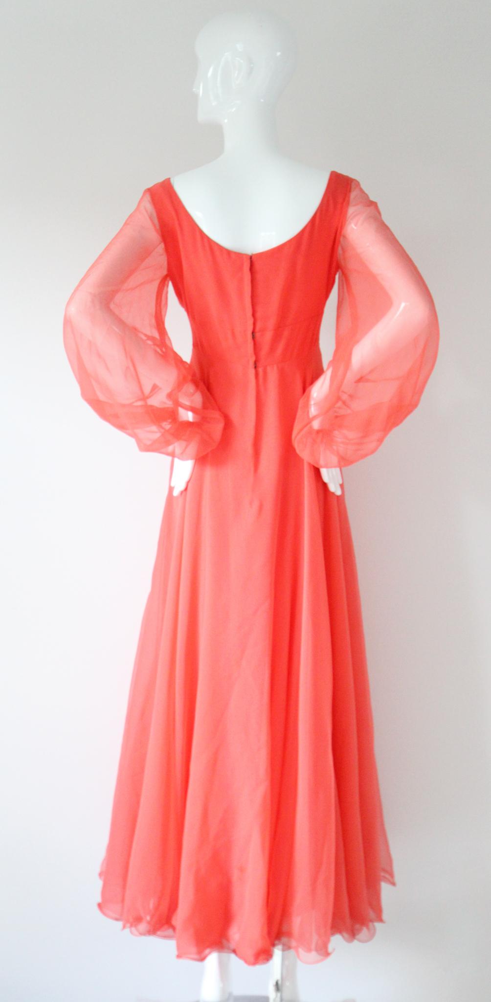 Vintage 1960's Coral Chiffon Kleid Maxikleid Ballonarm Perlenschleife UK 10 US 6 im Angebot 3