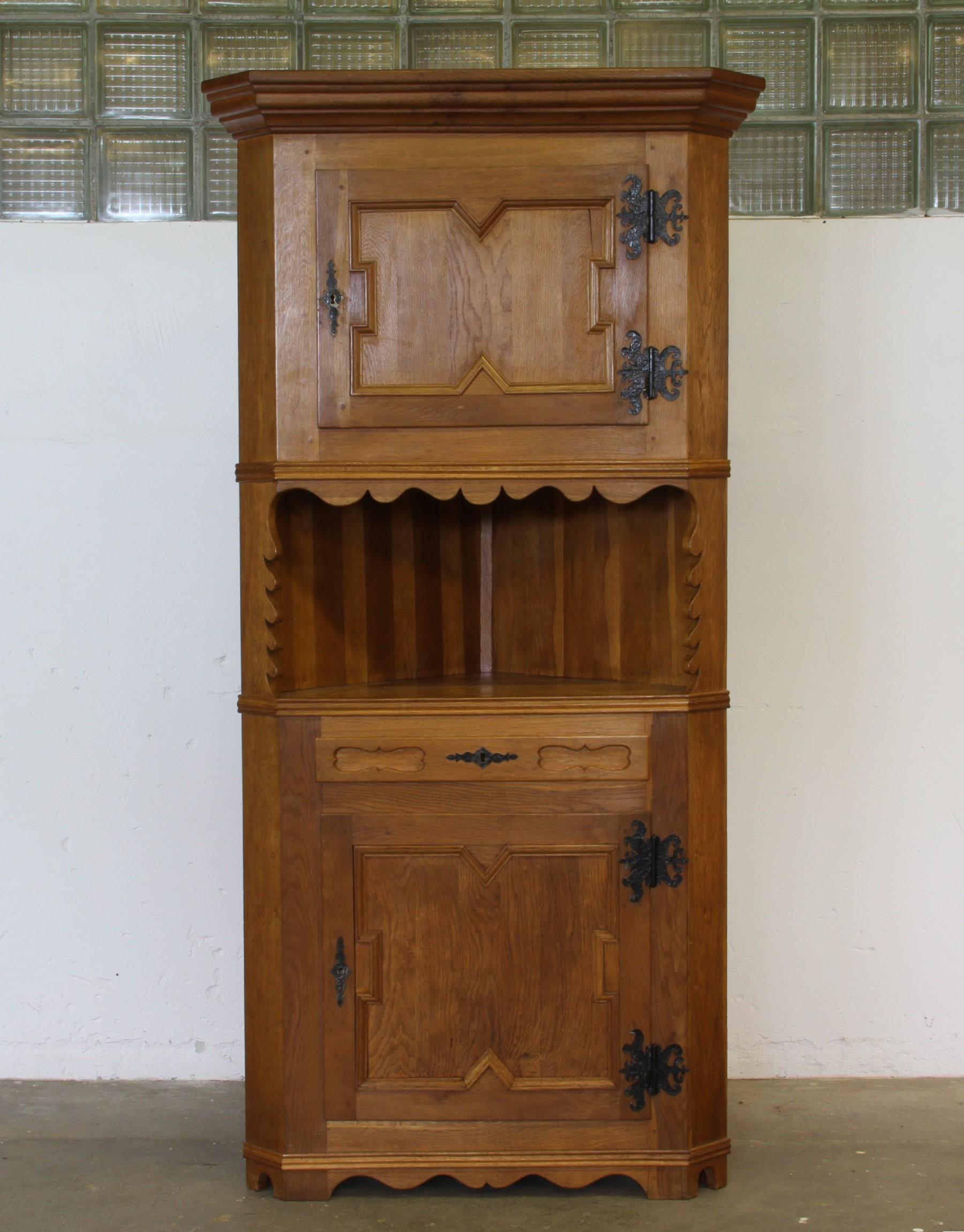 Eckschrank aus massiver Eiche - zeitlose Handwerkskunst mit skandinavischem Touch.

Dieser wunderschön gearbeitete Eckschrank hebt sich vom typischen Design der 1960er Jahre ab. Während bei vielen Stücken aus dieser Zeit Furnieroberflächen mit