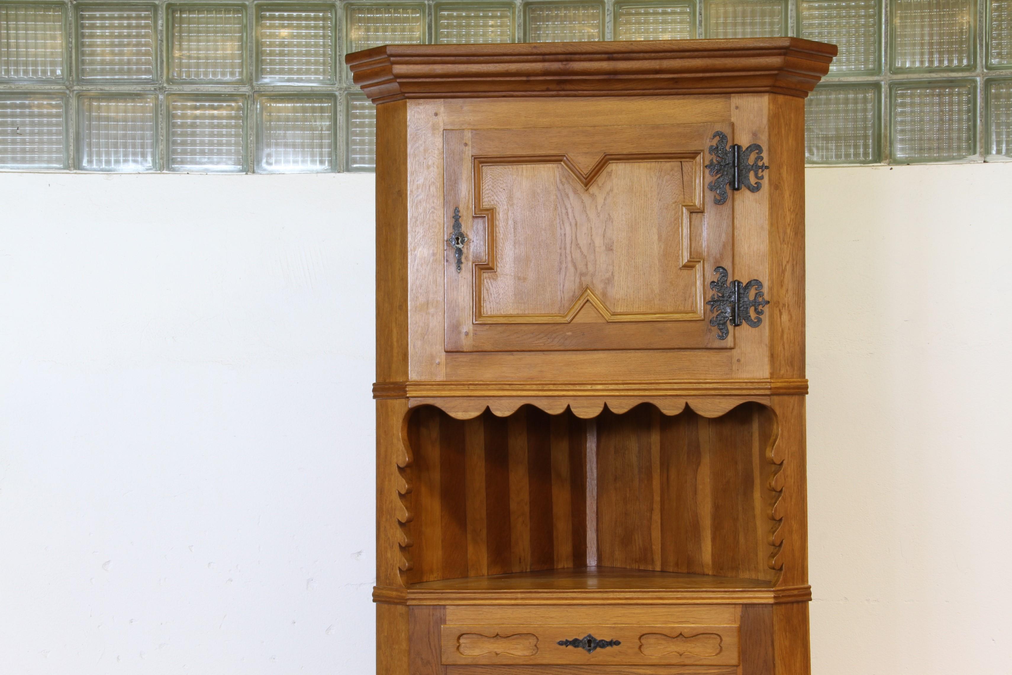 Vintage 1960er Eckschrank aus massiver Eiche im Stil von Kjærnulf, Dänische Moderne (Moderne der Mitte des Jahrhunderts) im Angebot