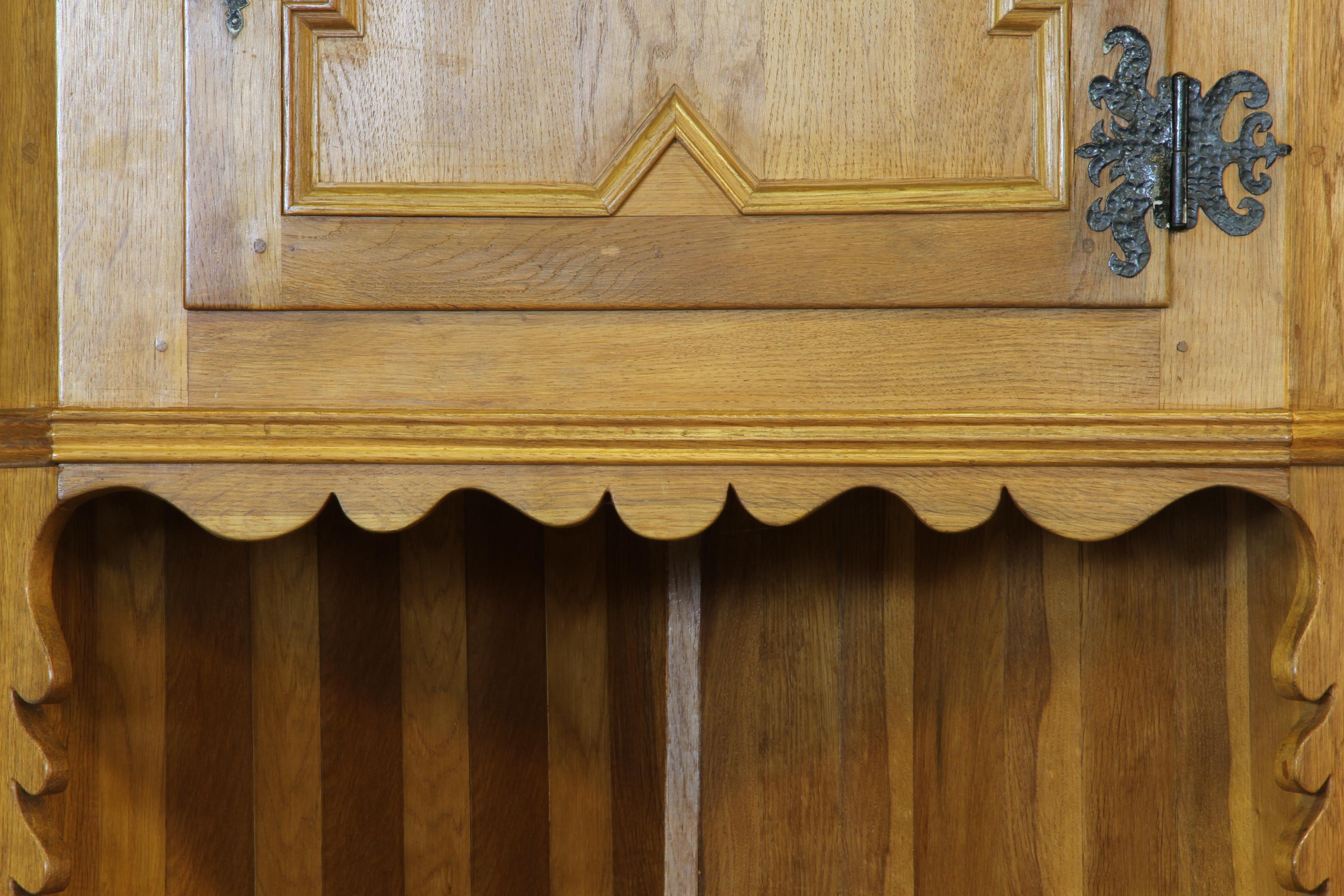 Vintage 1960er Eckschrank aus massiver Eiche im Stil von Kjærnulf, Dänische Moderne im Zustand „Gut“ im Angebot in Store Heddinge, DK