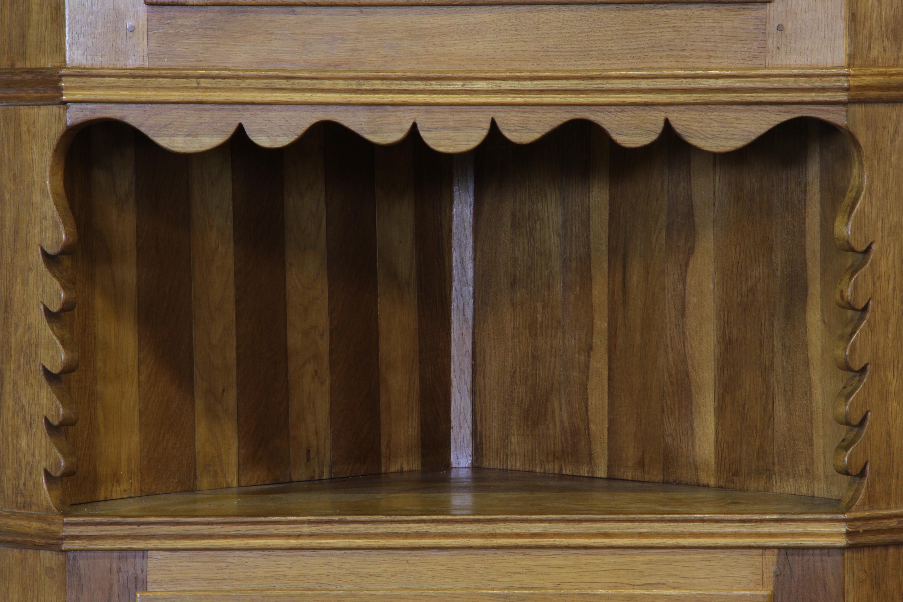 Vintage 1960er Eckschrank aus massiver Eiche im Stil von Kjærnulf, Dänische Moderne (Mitte des 20. Jahrhunderts) im Angebot