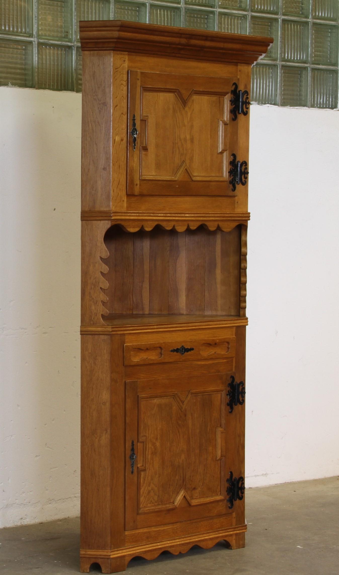 Vintage 1960er Eckschrank aus massiver Eiche im Stil von Kjærnulf, Dänische Moderne im Angebot 1