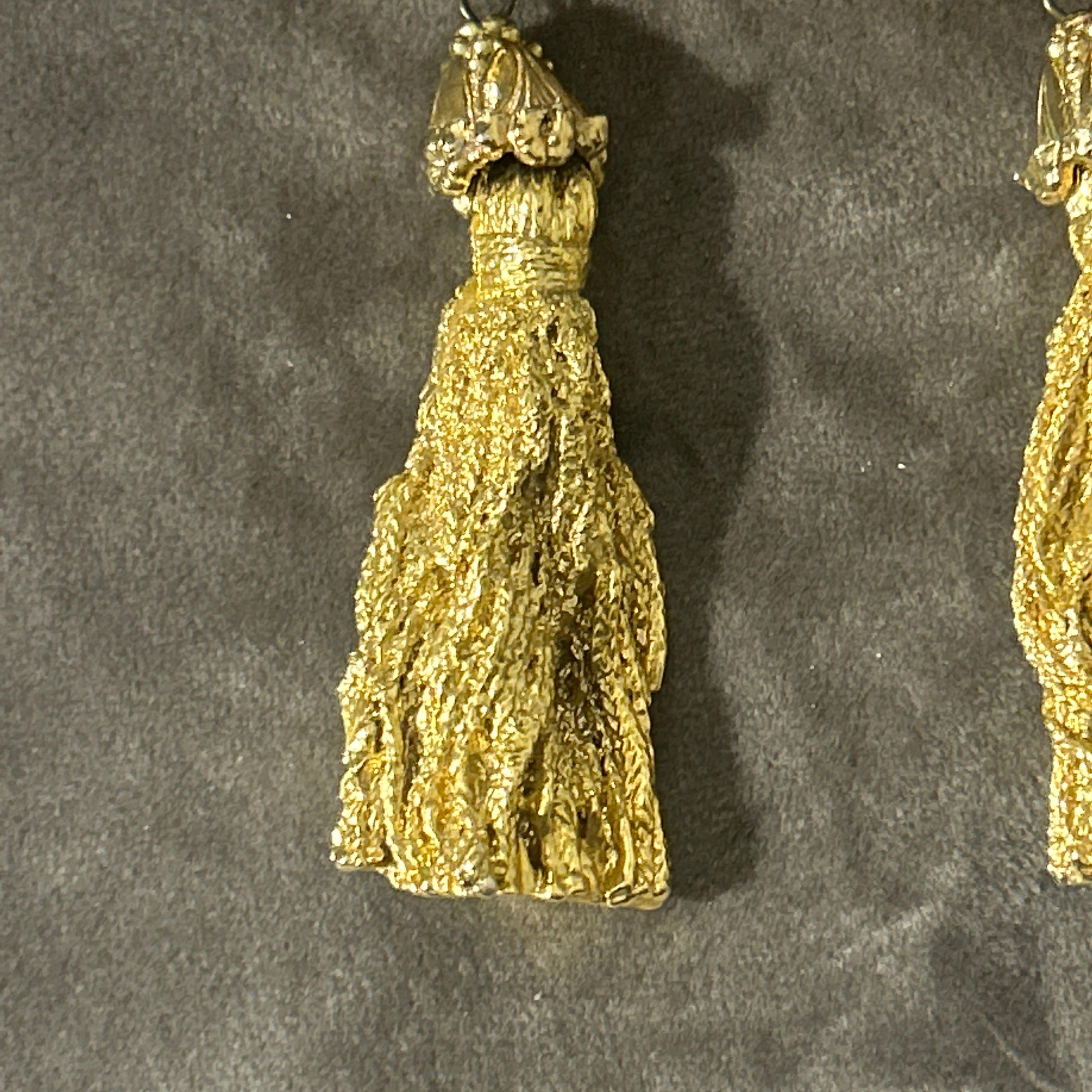 Vintage 1960s Costume Jewelry Gold-Toned Tassel Italian Statement Earrings In Good Condition For Sale In Aci Castello, IT