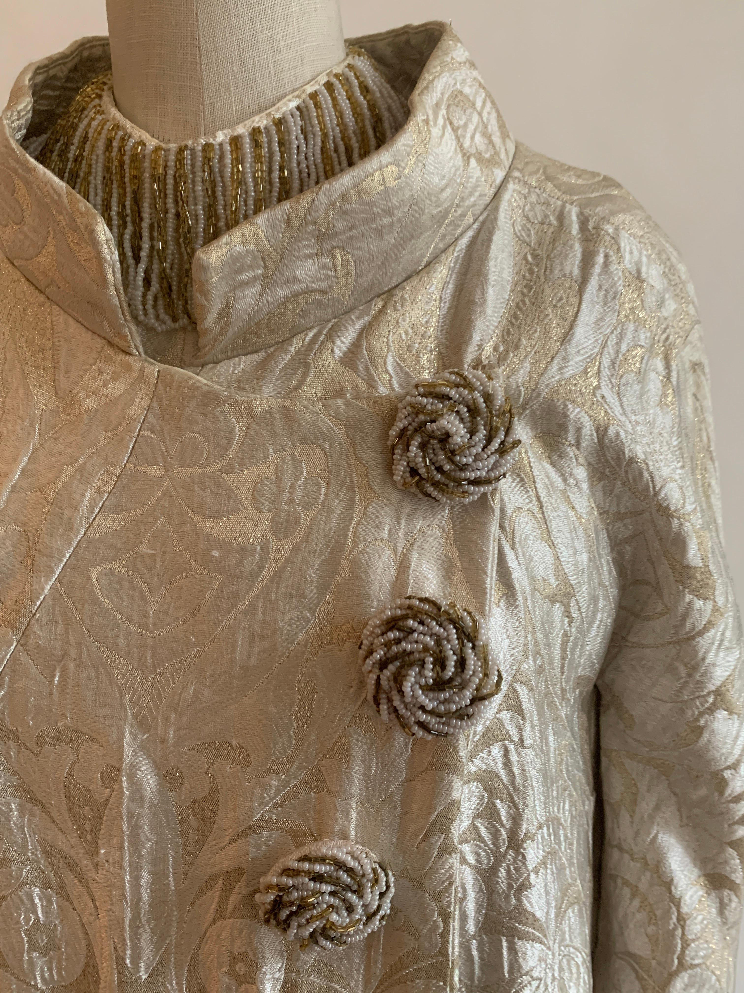 Set aus Mantel und Kleid aus cremefarbenem und goldenem Brokat, 1960er Jahre, mit Perlenverzierung im Angebot 3