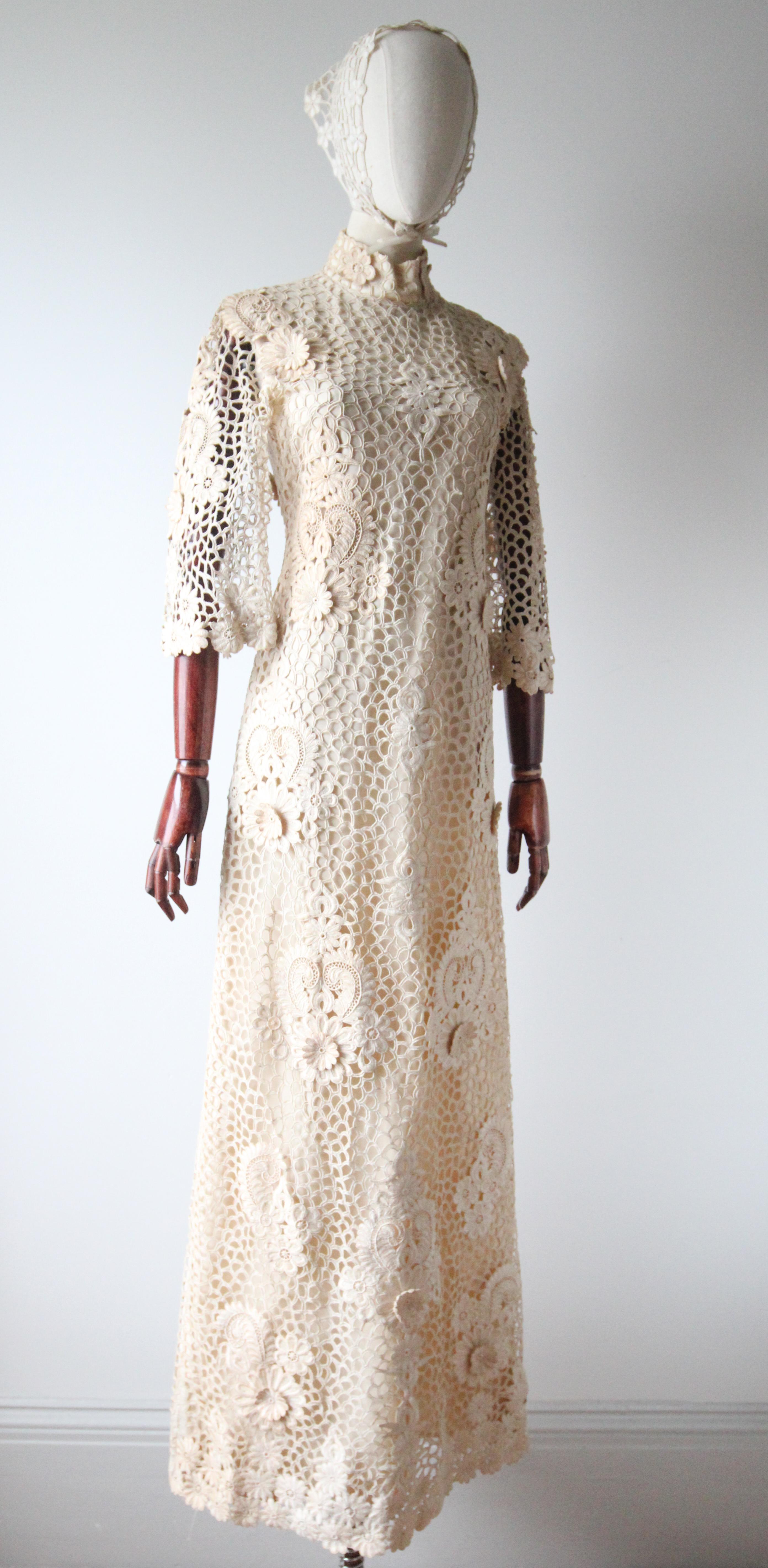 Vintage 1960's Cream Lace Dress Matching bandana 1960's bell sleeve dress UK 8 In Good Condition For Sale In Cheltenham, GB