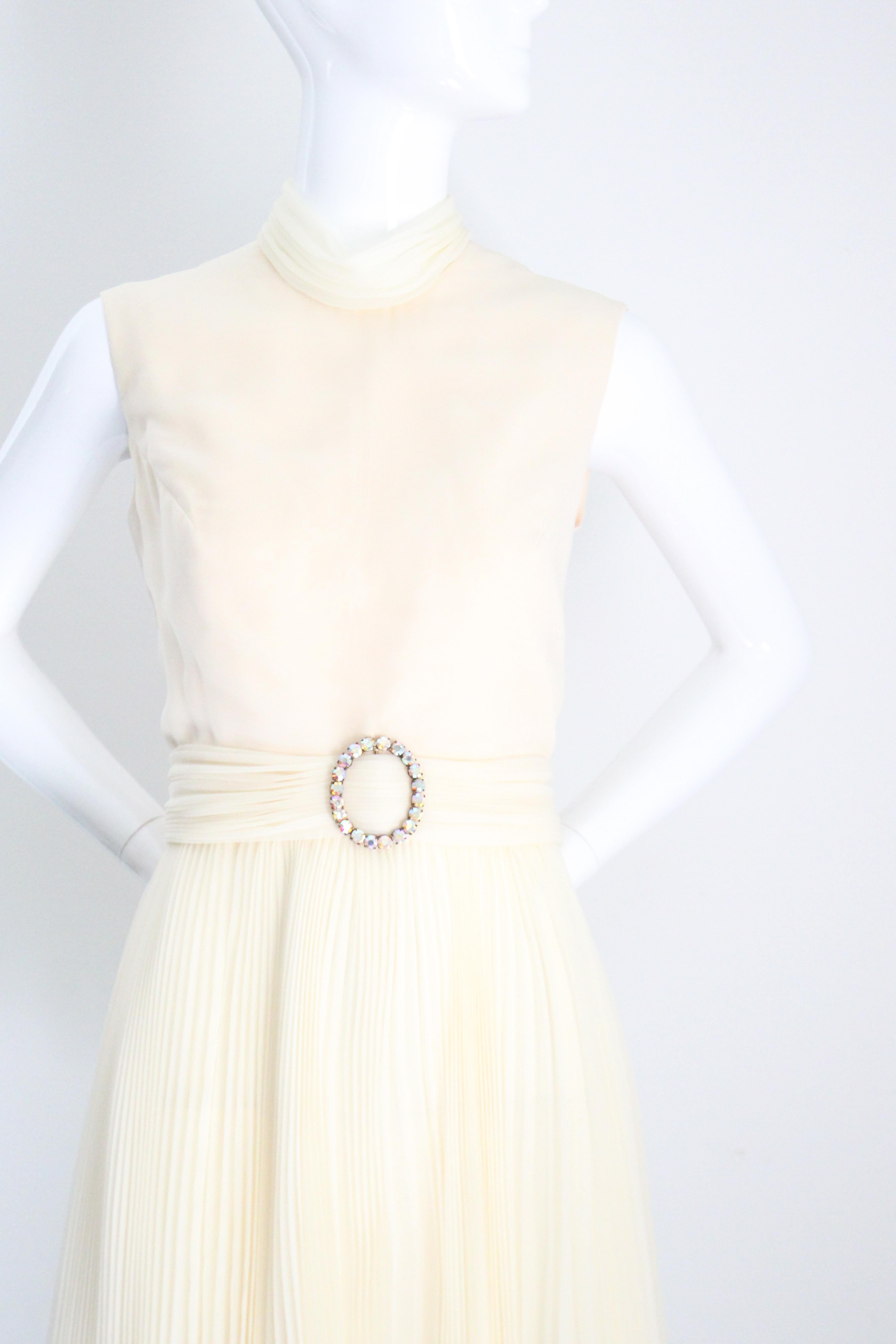 Vintage 1960's Creme plissiertes Kleid hoher Kragen Strass Jack Bryant UK 10 US 6 (Beige) im Angebot