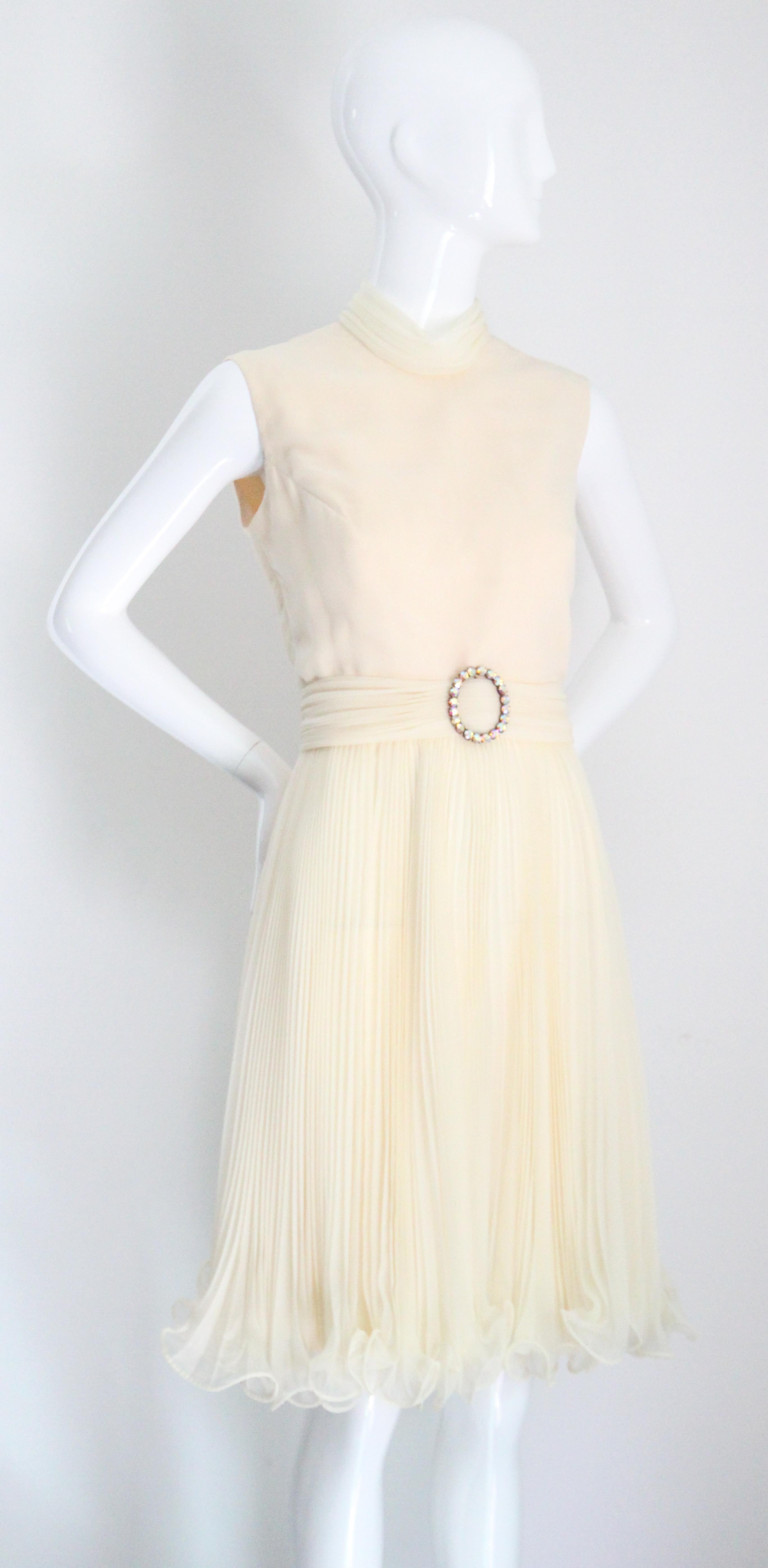 Vintage 1960's Creme plissiertes Kleid hoher Kragen Strass Jack Bryant UK 10 US 6 im Zustand „Gut“ im Angebot in Cheltenham, GB