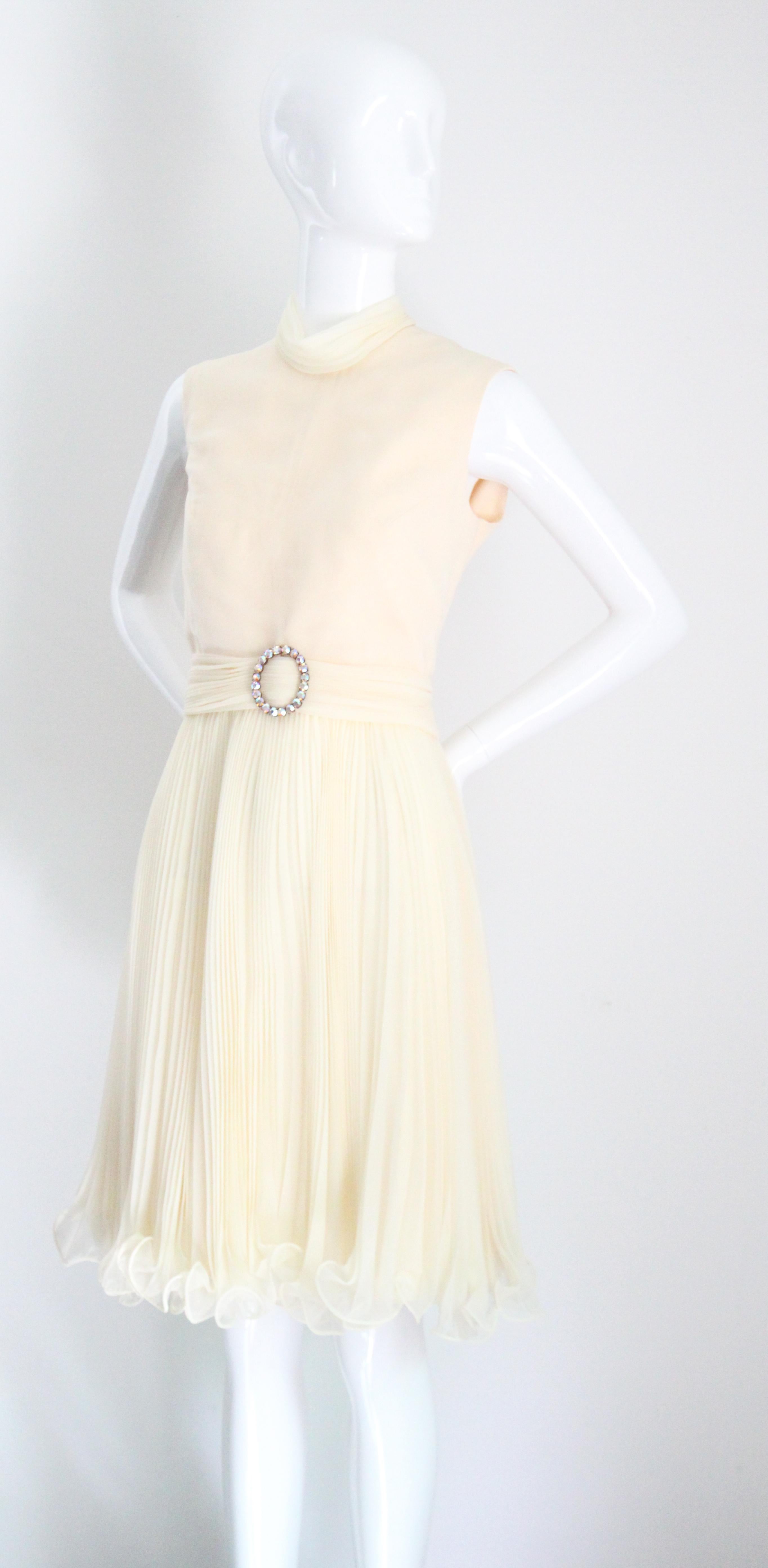 Vintage 1960's Creme plissiertes Kleid hoher Kragen Strass Jack Bryant UK 10 US 6 im Angebot 1