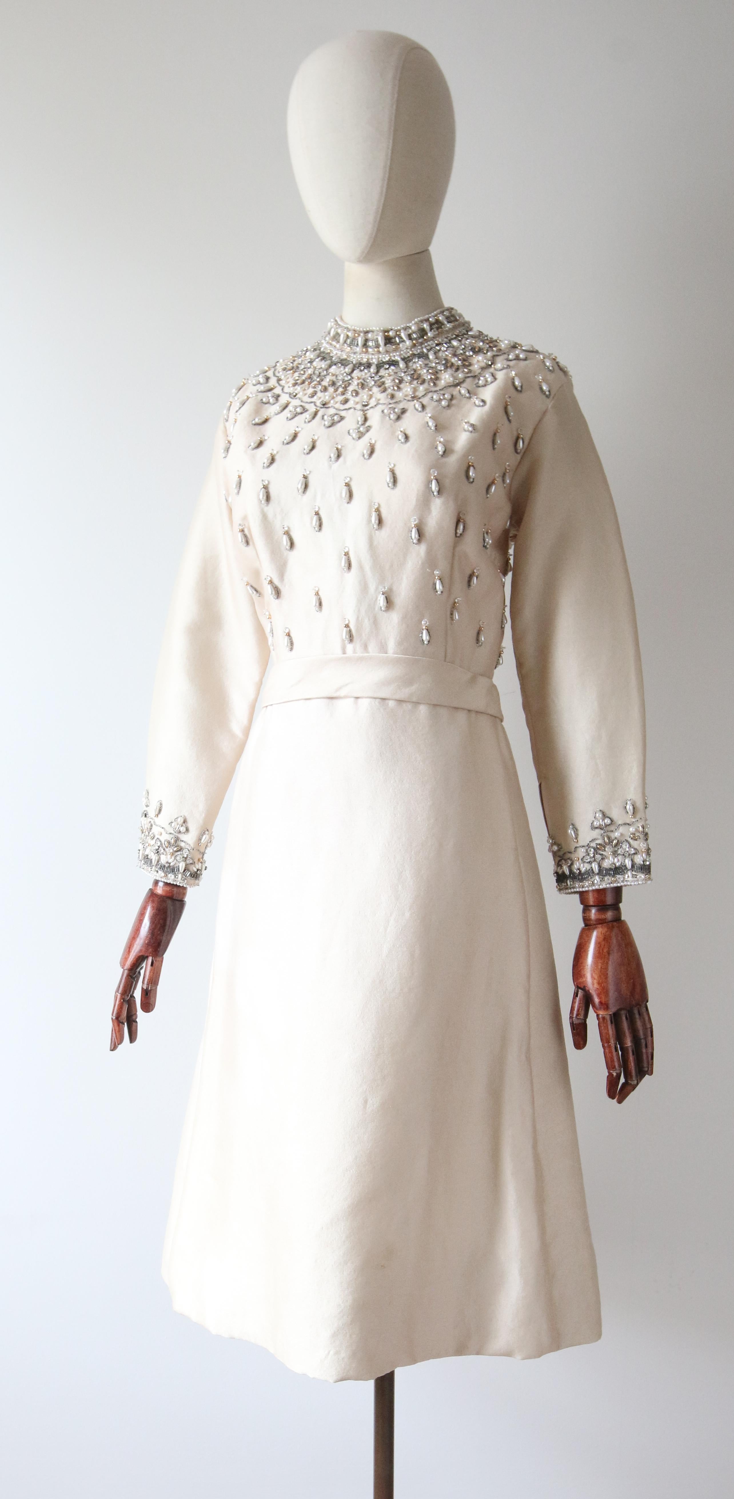 Vintage 1960er Cremefarbenes perlenbesetztes Vintage-Hochzeitskleid aus Seide original 1960er Jahre UK 12 Us 8  im Angebot 6
