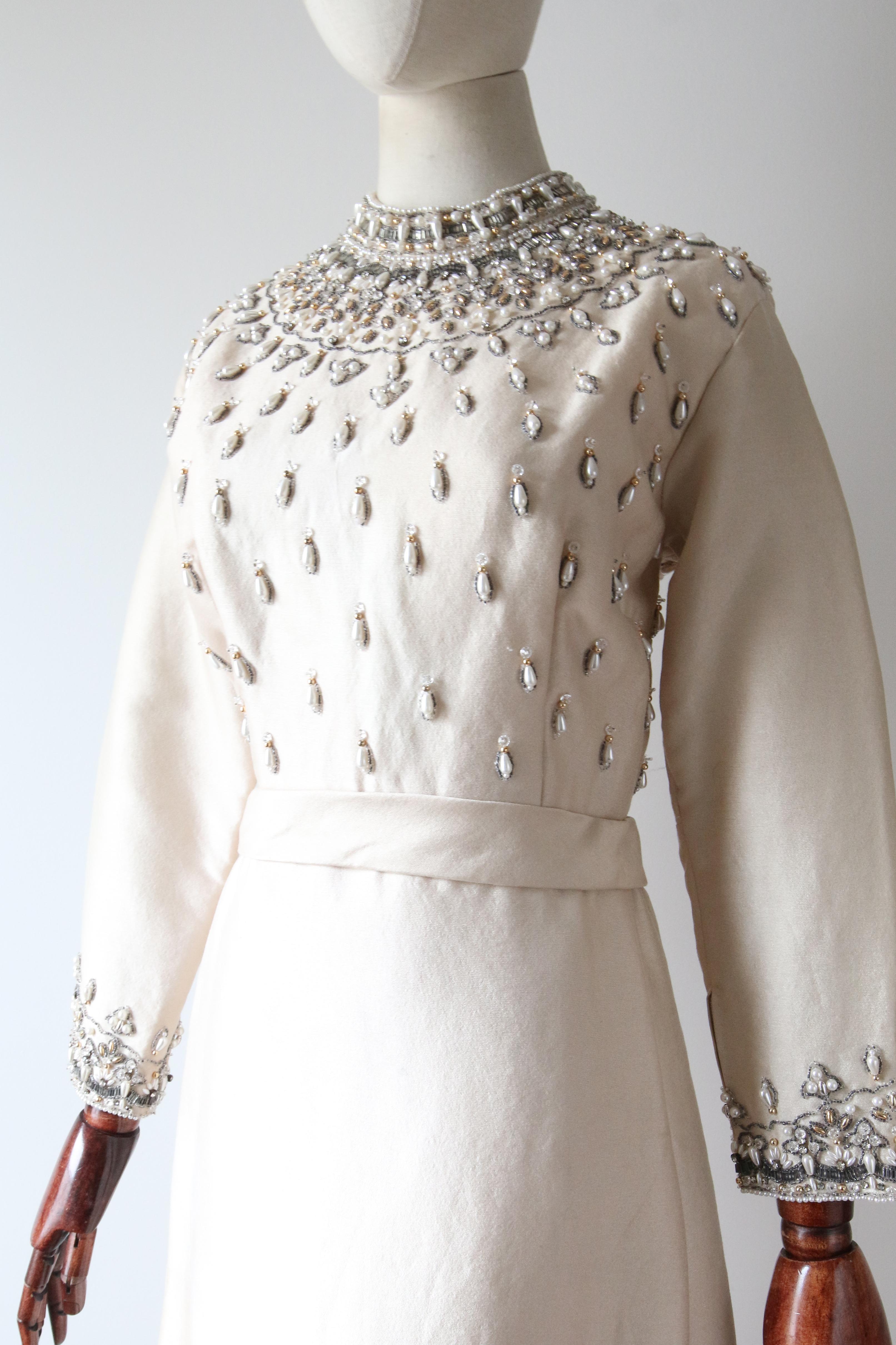 Vintage 1960er Cremefarbenes perlenbesetztes Vintage-Hochzeitskleid aus Seide original 1960er Jahre UK 12 Us 8  im Angebot 7
