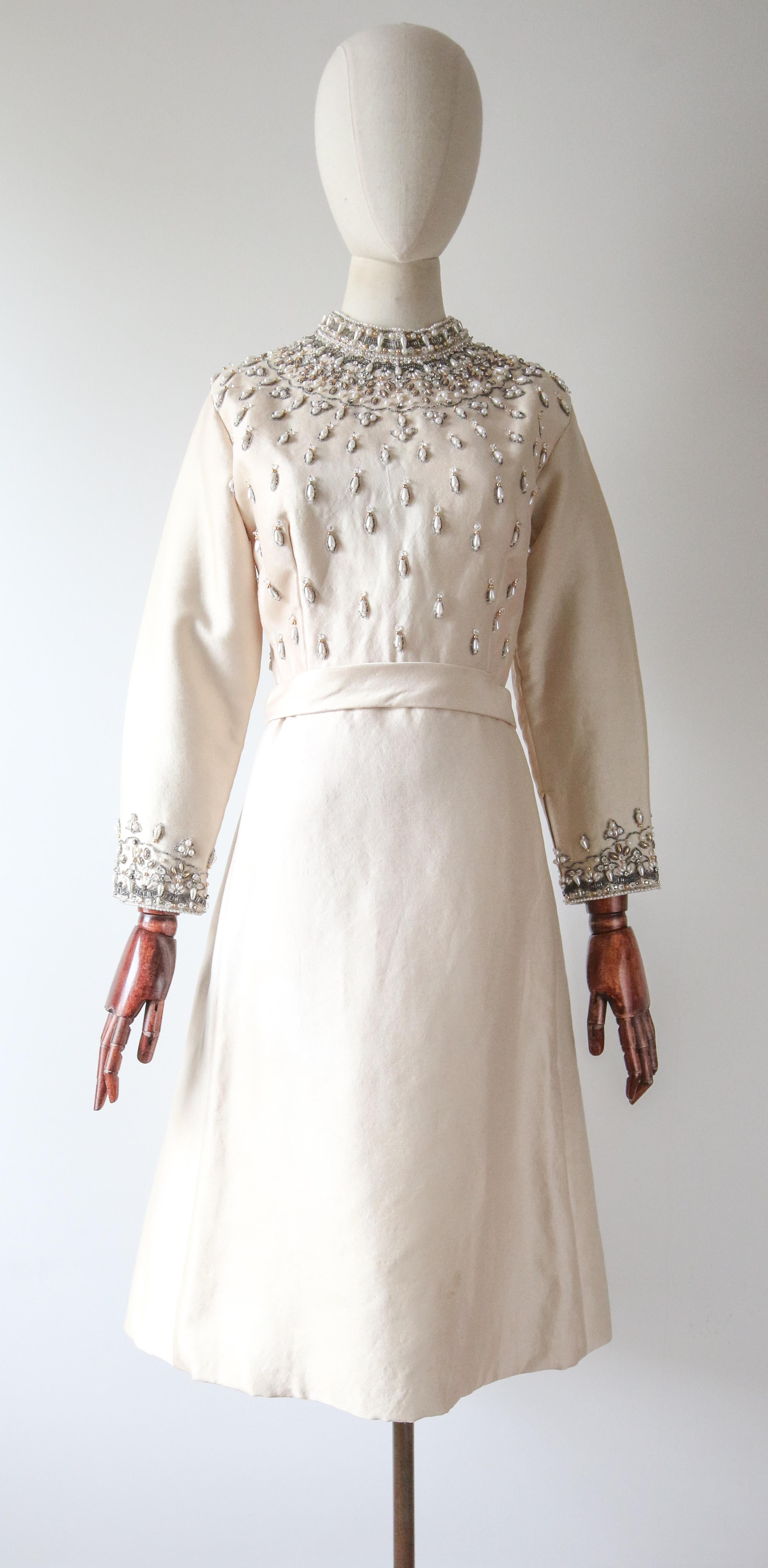 Vintage 1960er Cremefarbenes perlenbesetztes Vintage-Hochzeitskleid aus Seide original 1960er Jahre UK 12 Us 8  im Zustand „Gut“ im Angebot in Cheltenham, GB