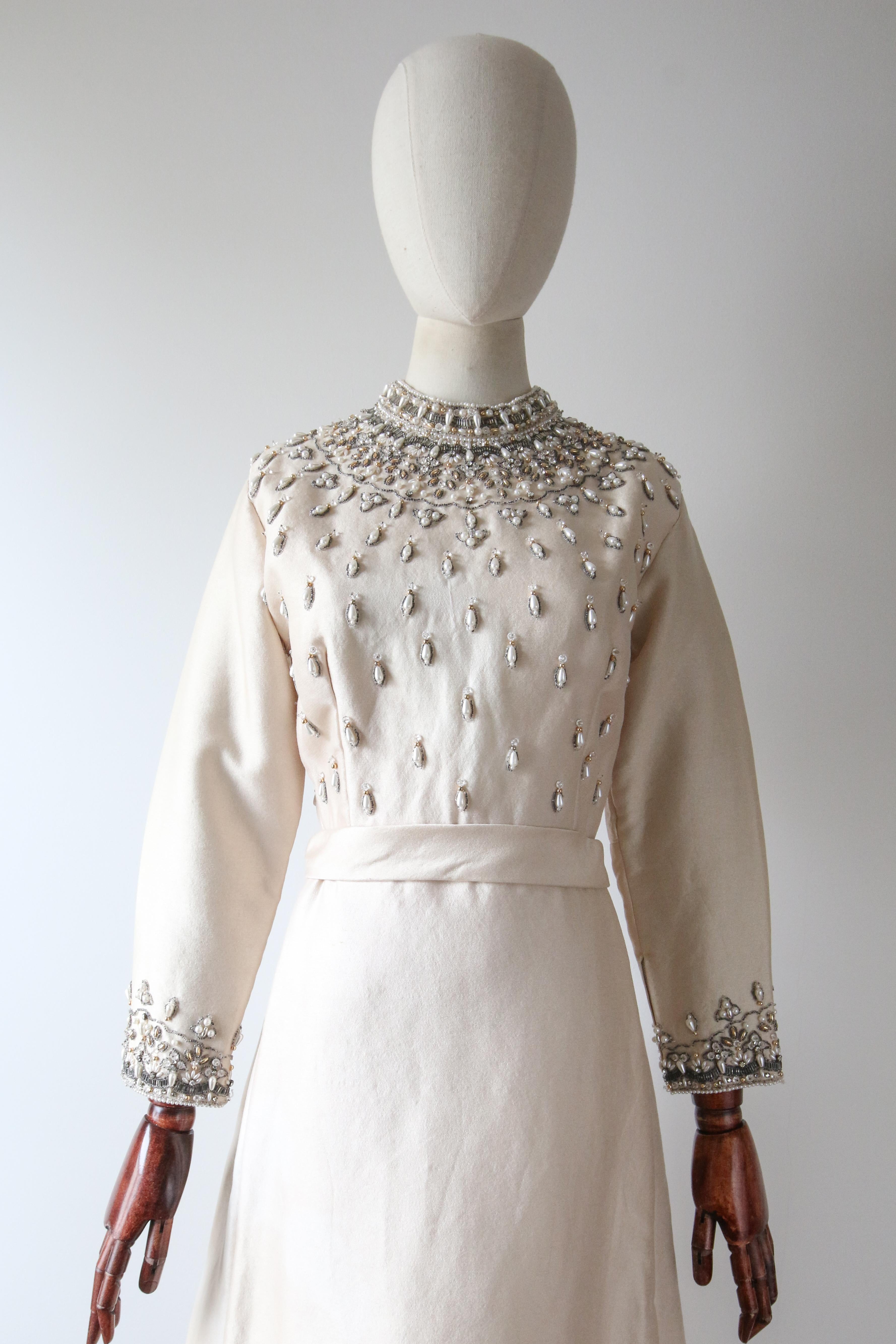 Vintage 1960er Cremefarbenes perlenbesetztes Vintage-Hochzeitskleid aus Seide original 1960er Jahre UK 12 Us 8  Damen im Angebot