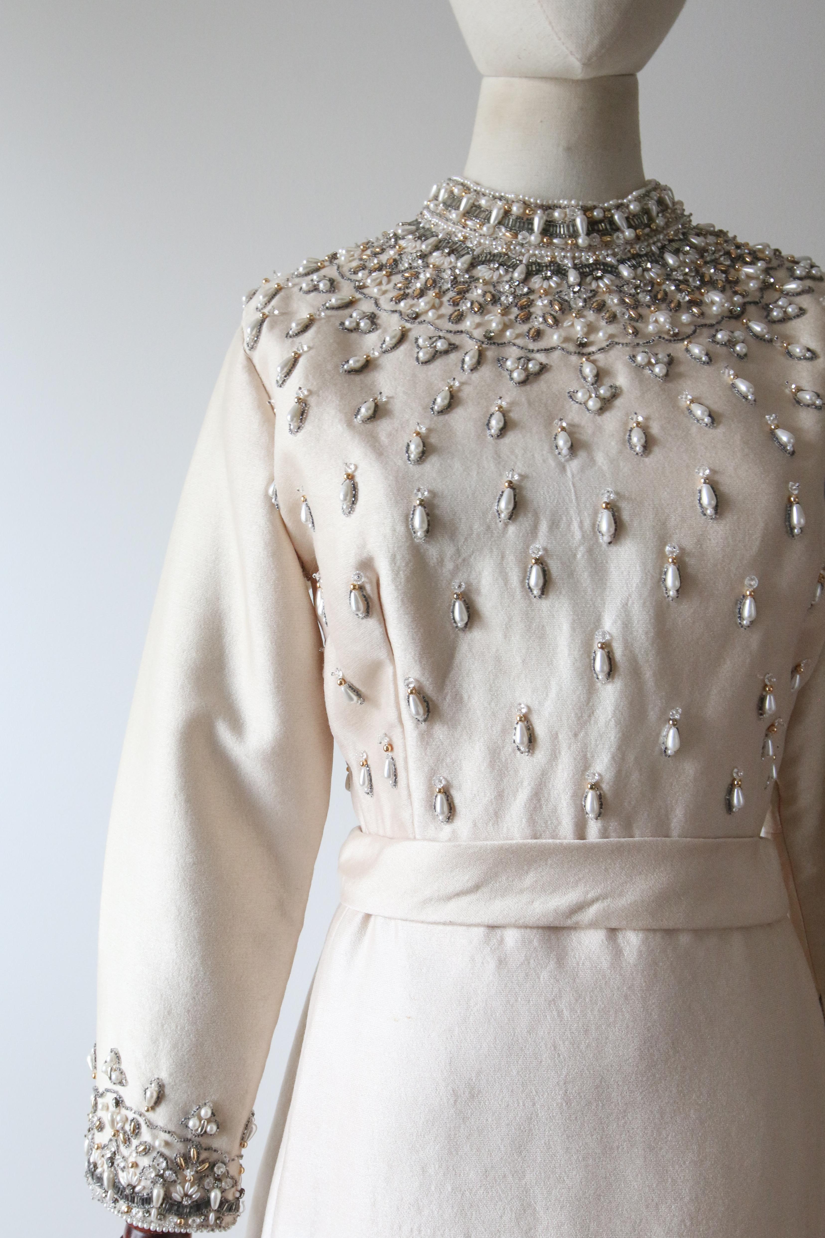 Vintage 1960er Cremefarbenes perlenbesetztes Vintage-Hochzeitskleid aus Seide original 1960er Jahre UK 12 Us 8  im Angebot 1