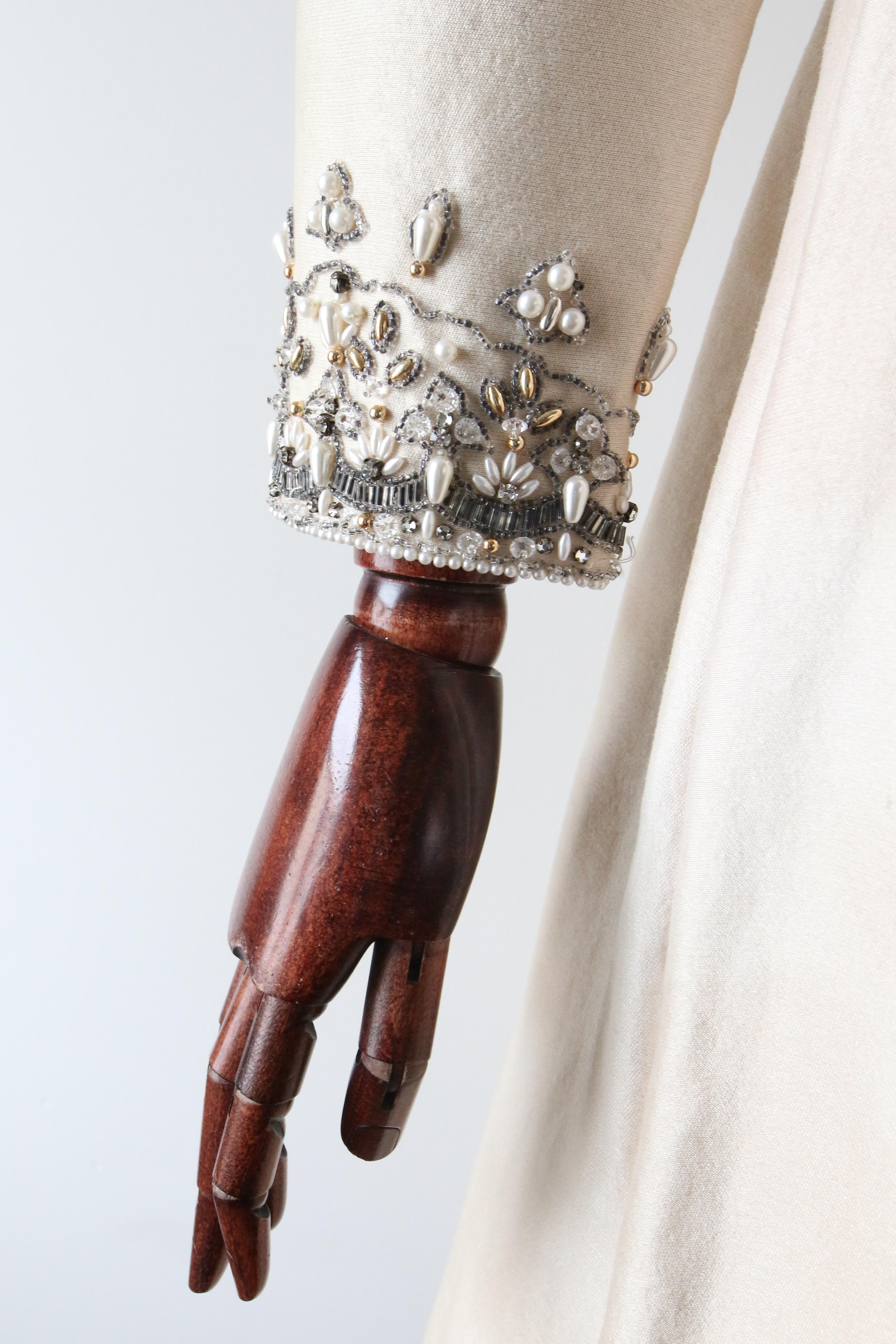 Vintage 1960er Cremefarbenes perlenbesetztes Vintage-Hochzeitskleid aus Seide original 1960er Jahre UK 12 Us 8  im Angebot 3