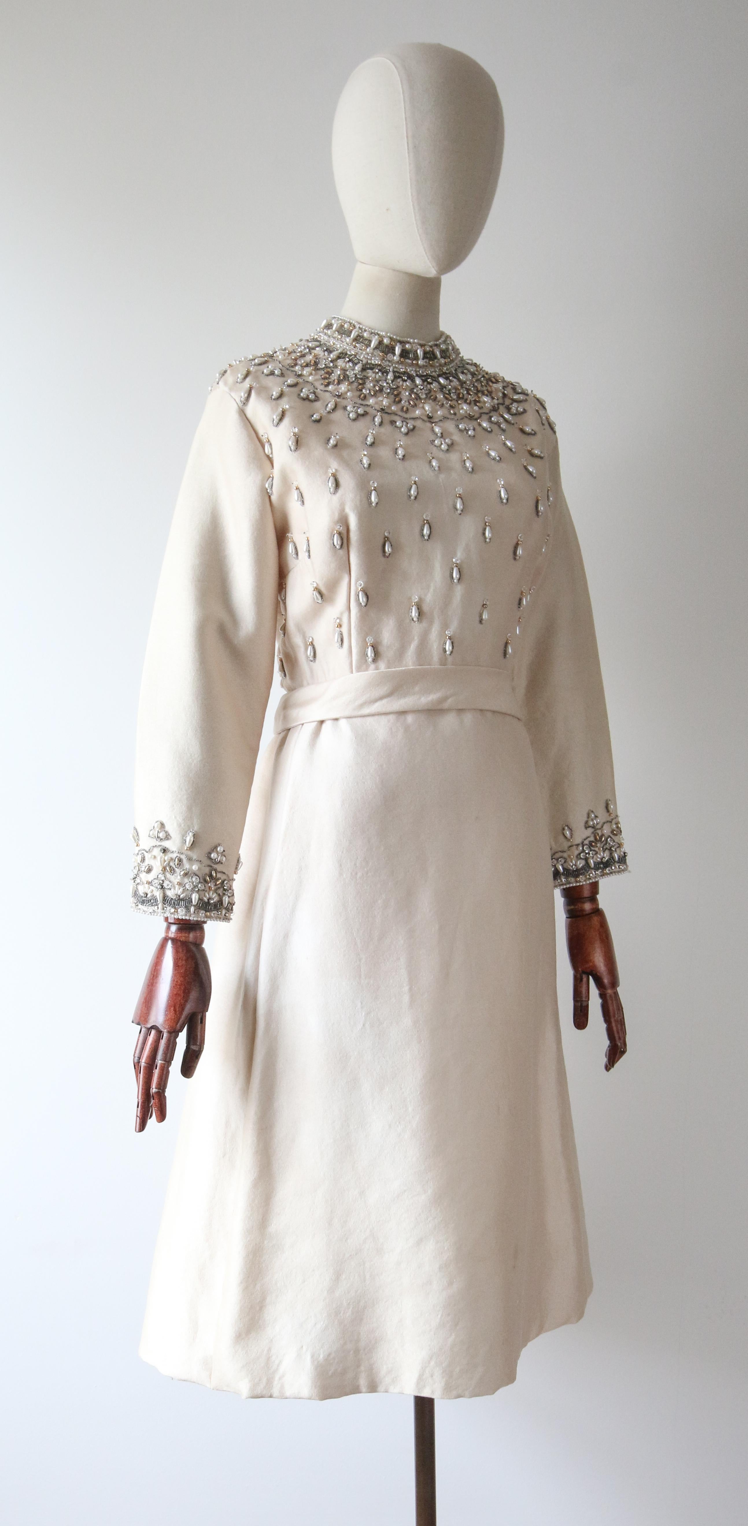 Vintage 1960er Cremefarbenes perlenbesetztes Vintage-Hochzeitskleid aus Seide original 1960er Jahre UK 12 Us 8  im Angebot 4