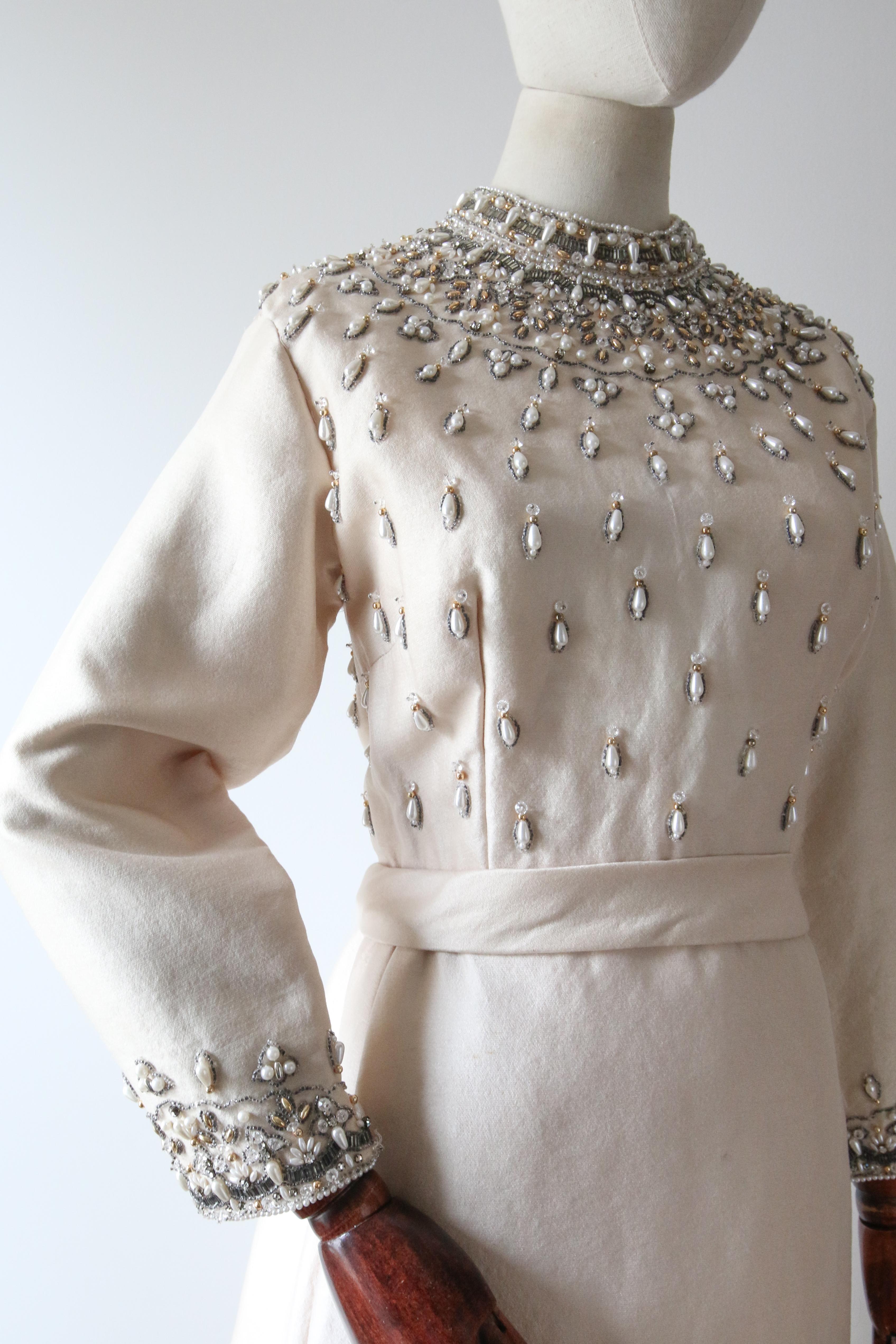 Vintage 1960er Cremefarbenes perlenbesetztes Vintage-Hochzeitskleid aus Seide original 1960er Jahre UK 12 Us 8  im Angebot 5
