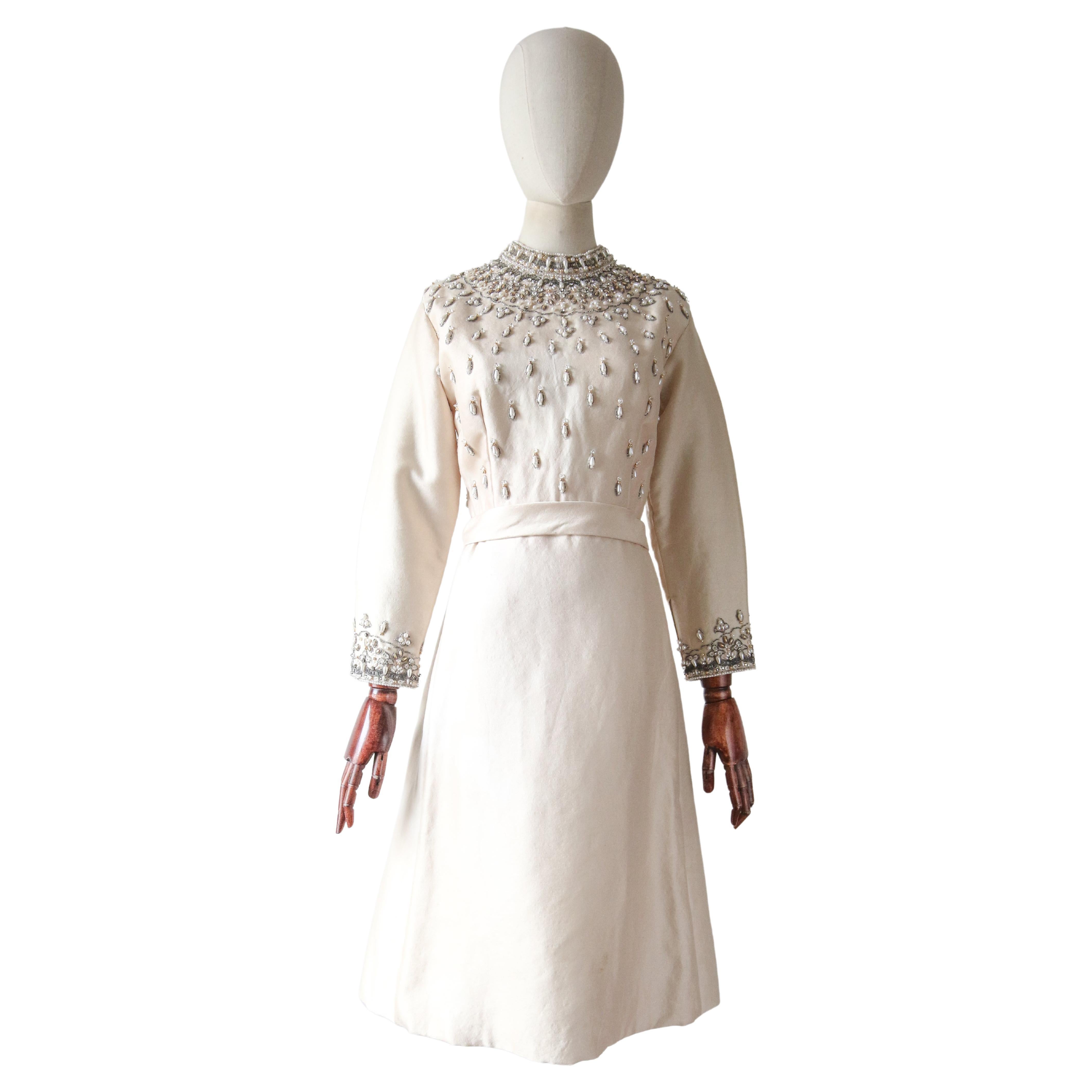 Vintage 1960er Cremefarbenes perlenbesetztes Vintage-Hochzeitskleid aus Seide original 1960er Jahre UK 12 Us 8  im Angebot