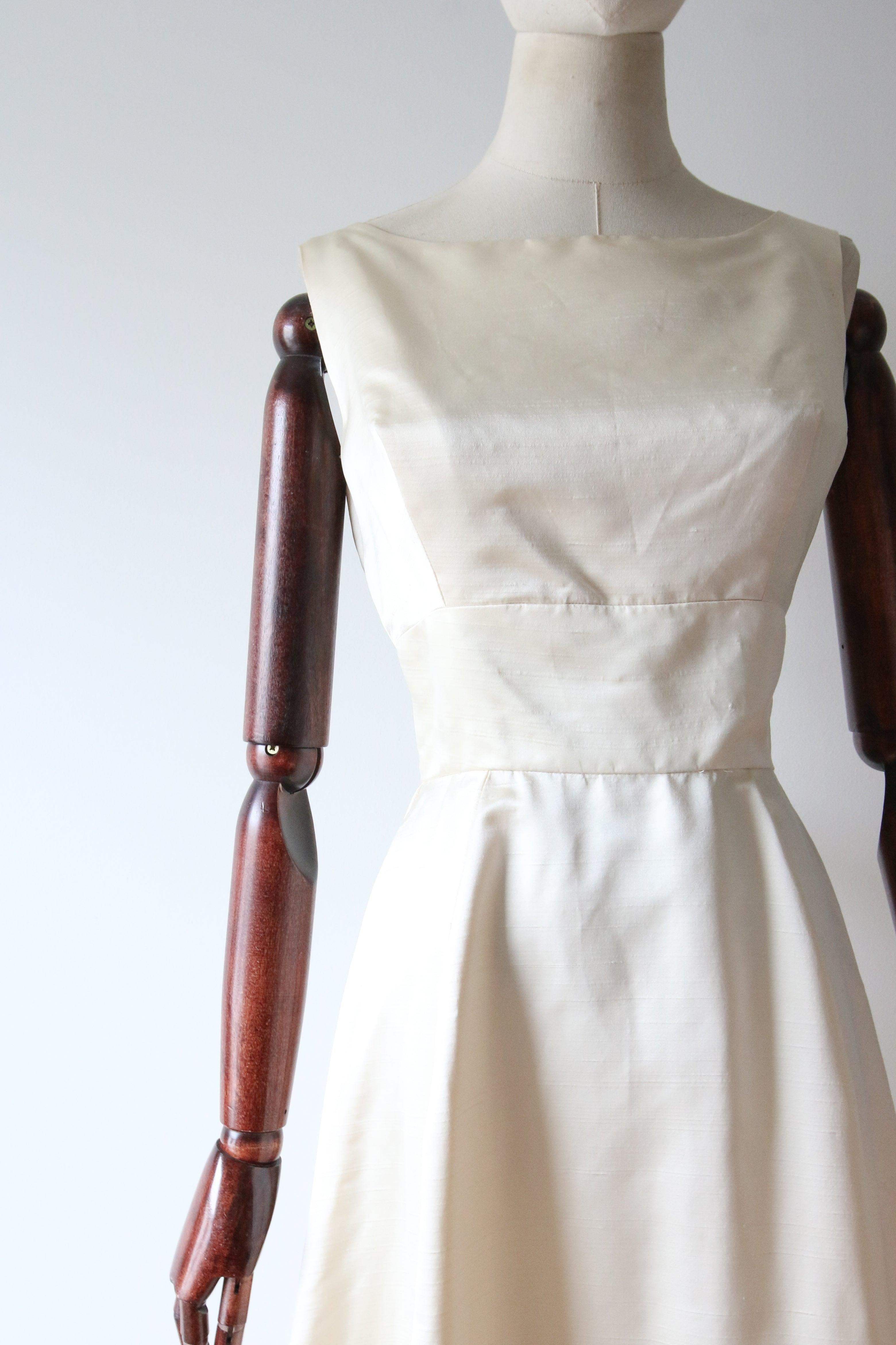 Vestido Vintage 1960's Crema Seda Lazo Espalda vestido de novia vintage UK 6 US 2 Beige en venta