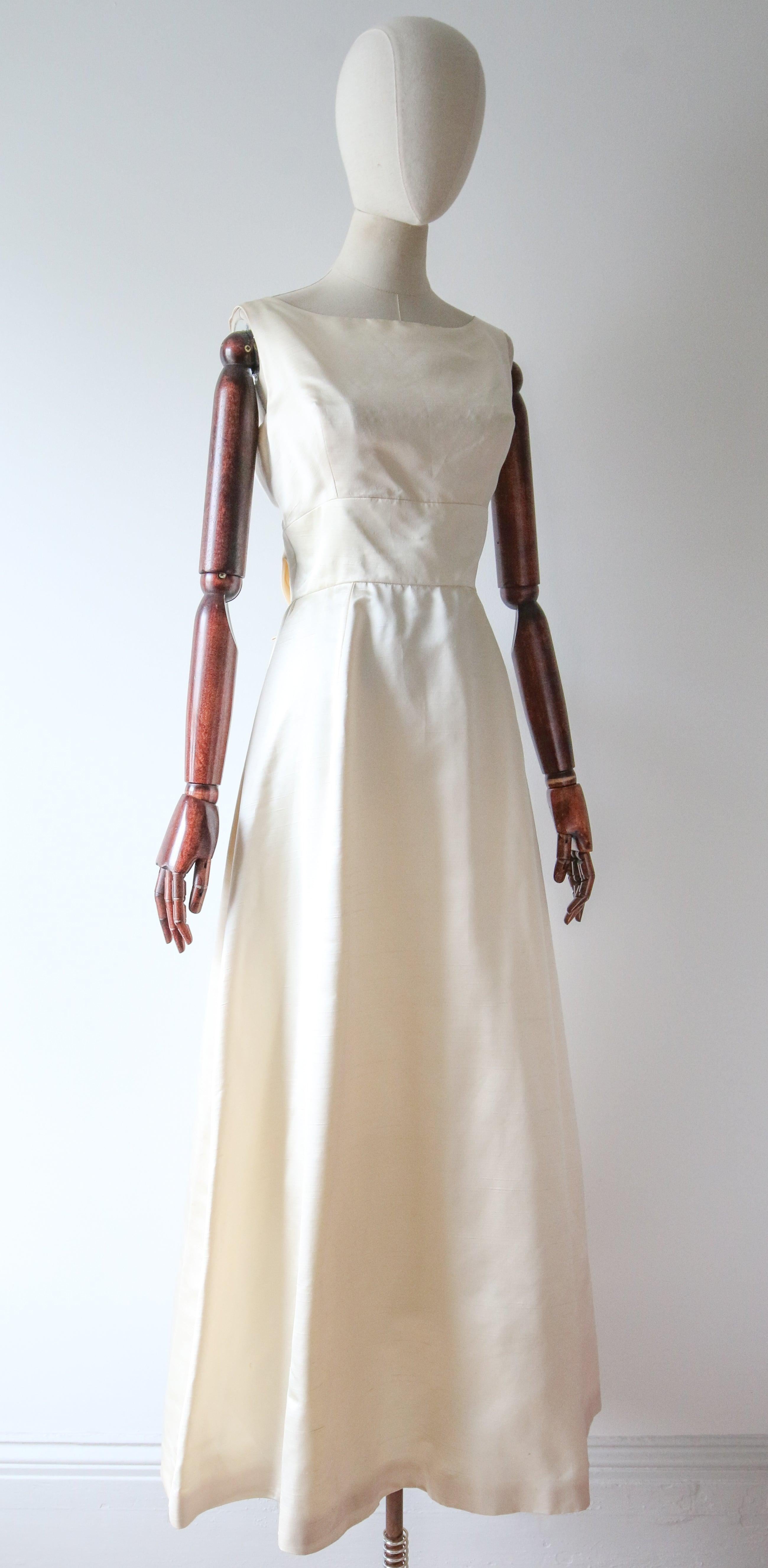 Vestido Vintage 1960's Crema Seda Lazo Espalda vestido de novia vintage UK 6 US 2 en Bueno estado para la venta en Cheltenham, GB