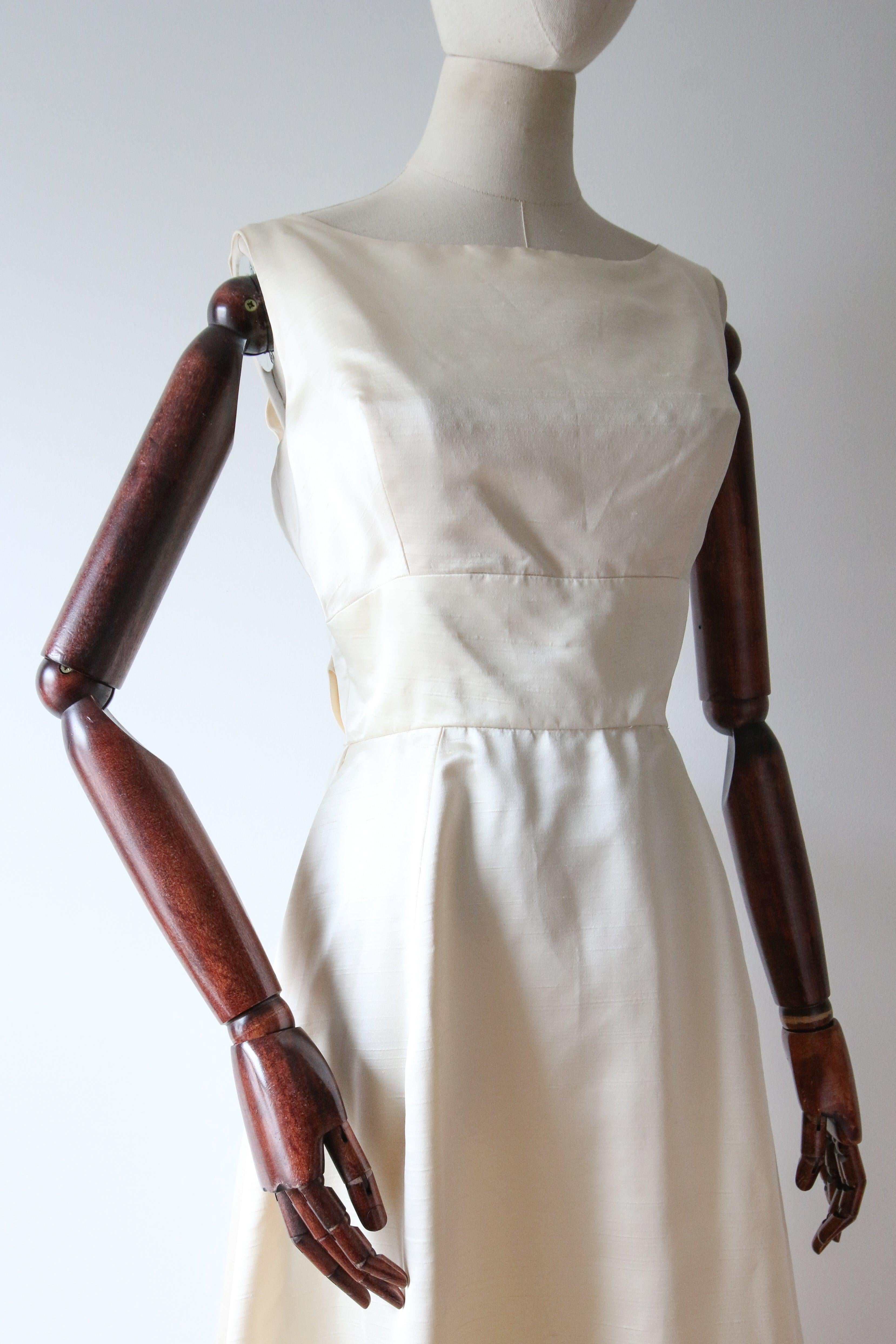 De las mujeres Vestido Vintage 1960's Crema Seda Lazo Espalda vestido de novia vintage UK 6 US 2 en venta
