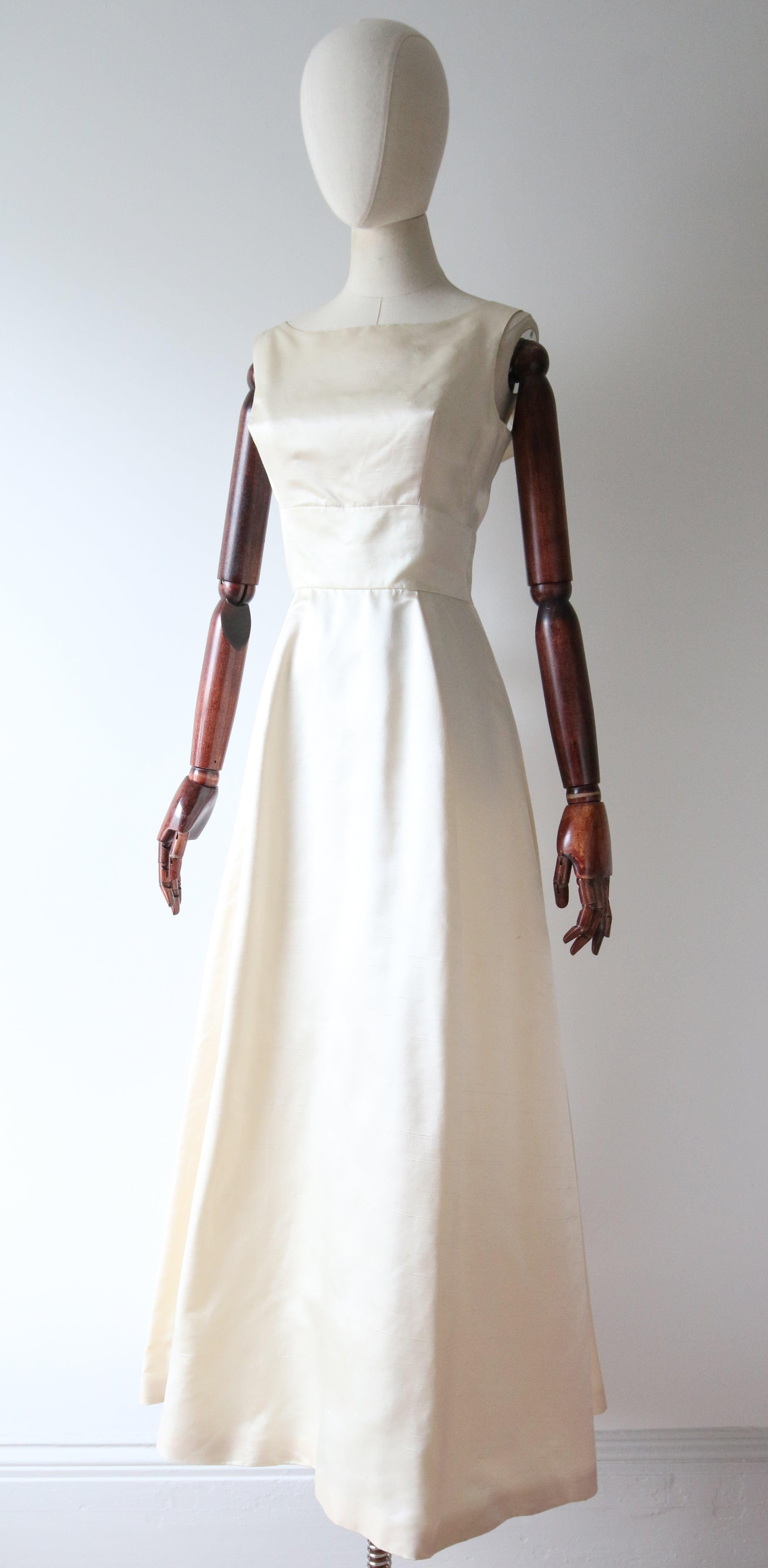 Vestido Vintage 1960's Crema Seda Lazo Espalda vestido de novia vintage UK 6 US 2 en venta 1