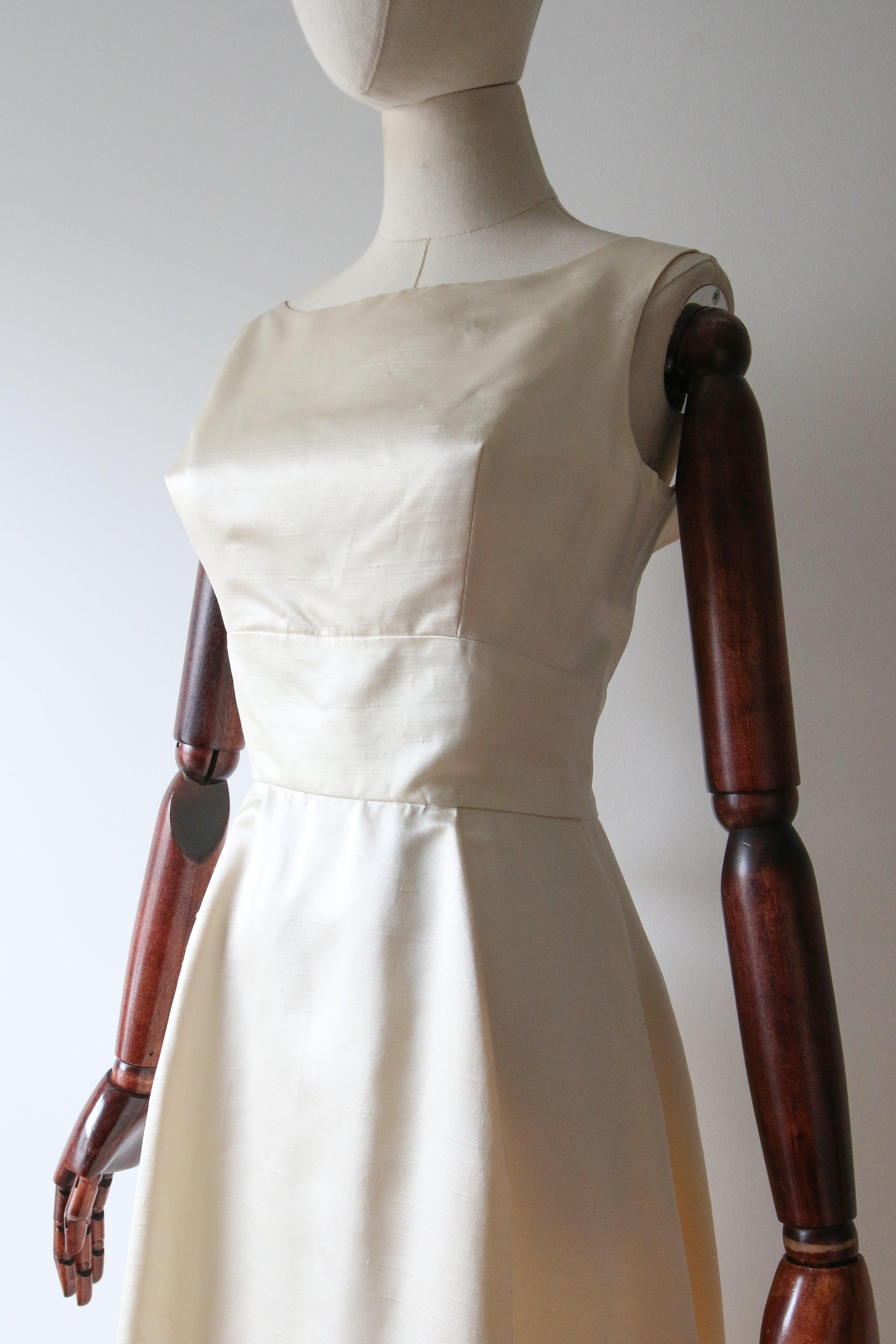 Vestido Vintage 1960's Crema Seda Lazo Espalda vestido de novia vintage UK 6 US 2 en venta 2