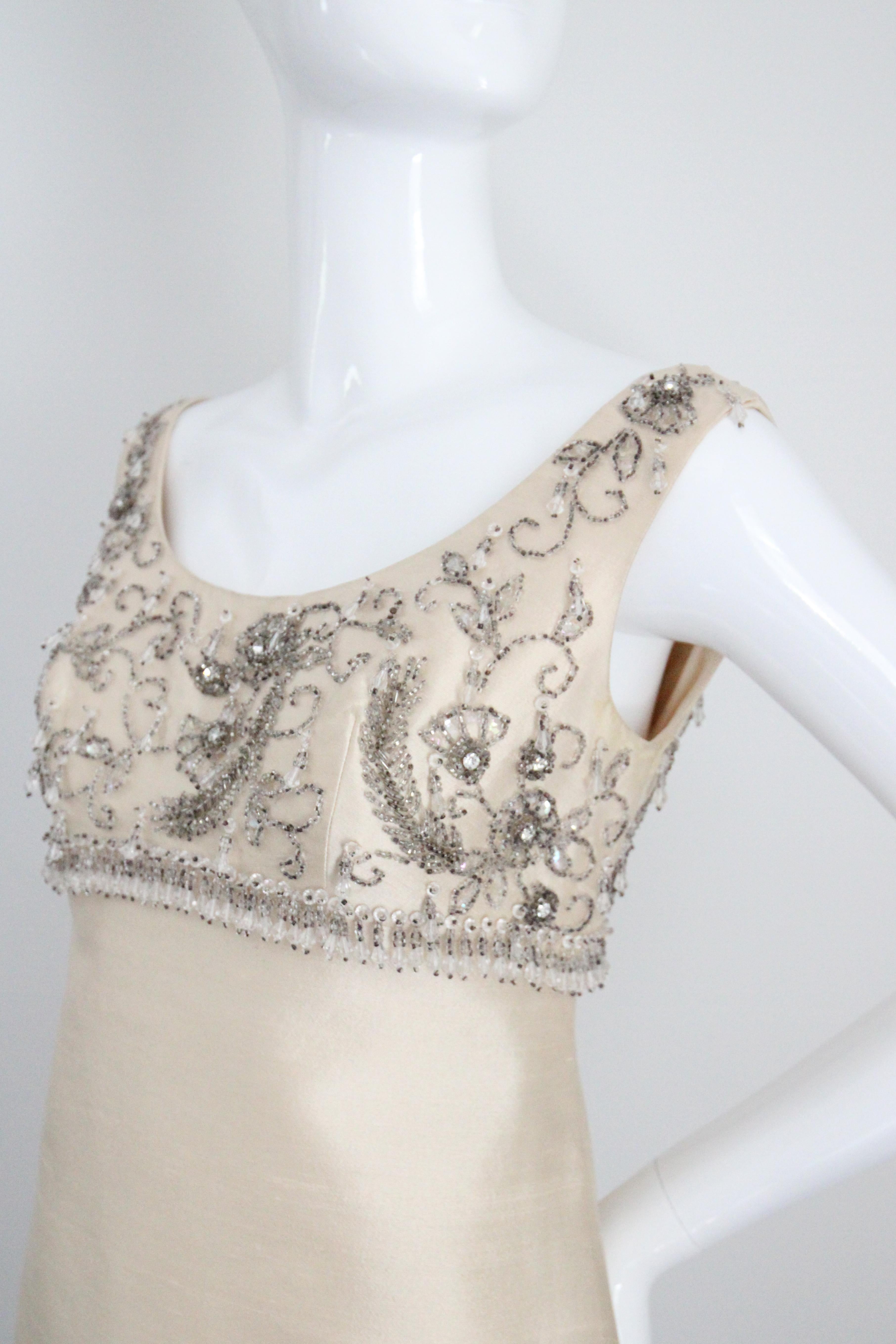 Conjunto de vestido y abrigo con cuentas de plata y seda crema de los años 60 Reino Unido 10 EE.UU. 6 en venta 5