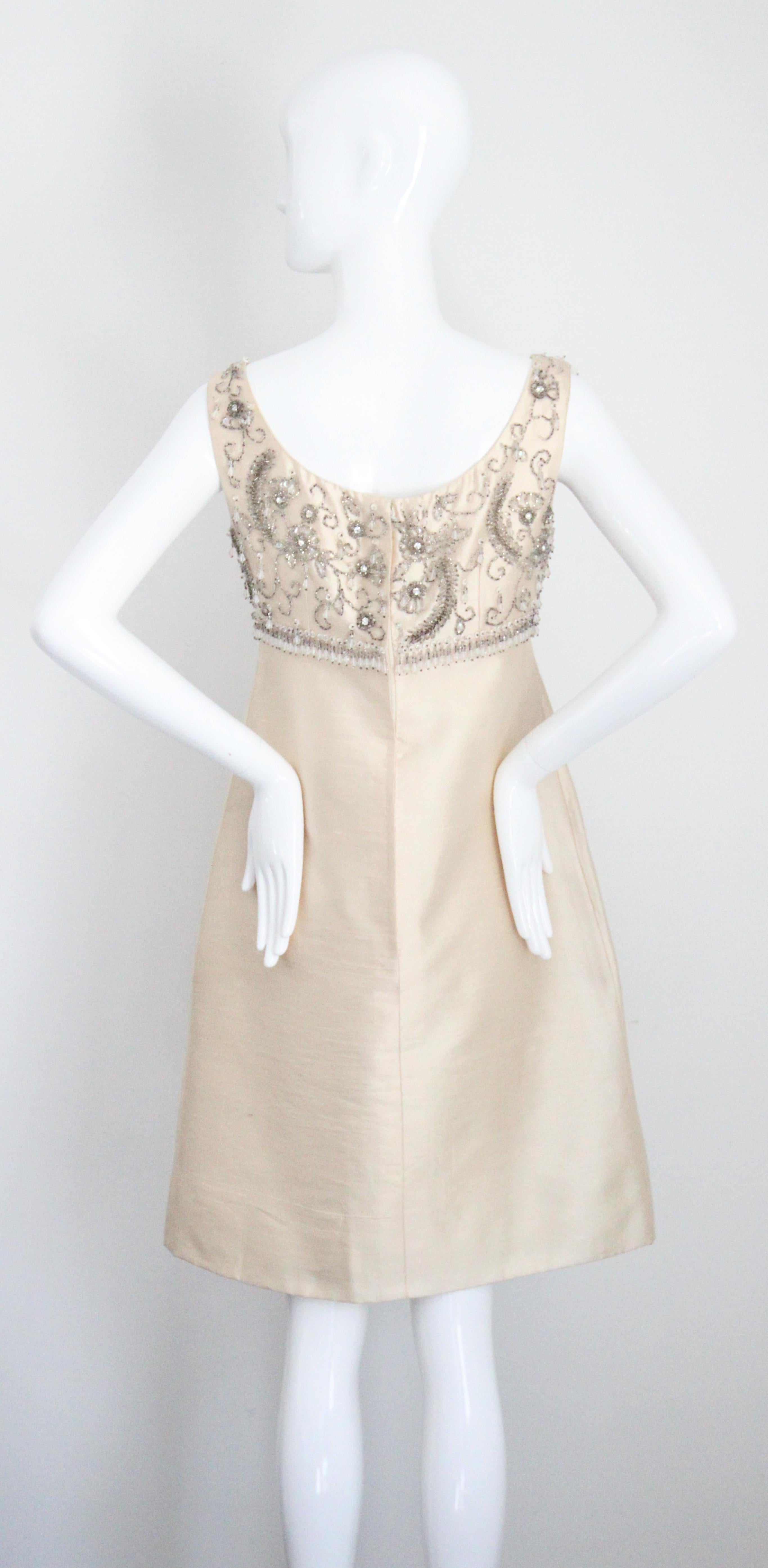 Conjunto de vestido y abrigo con cuentas de plata y seda crema de los años 60 Reino Unido 10 EE.UU. 6 en venta 6