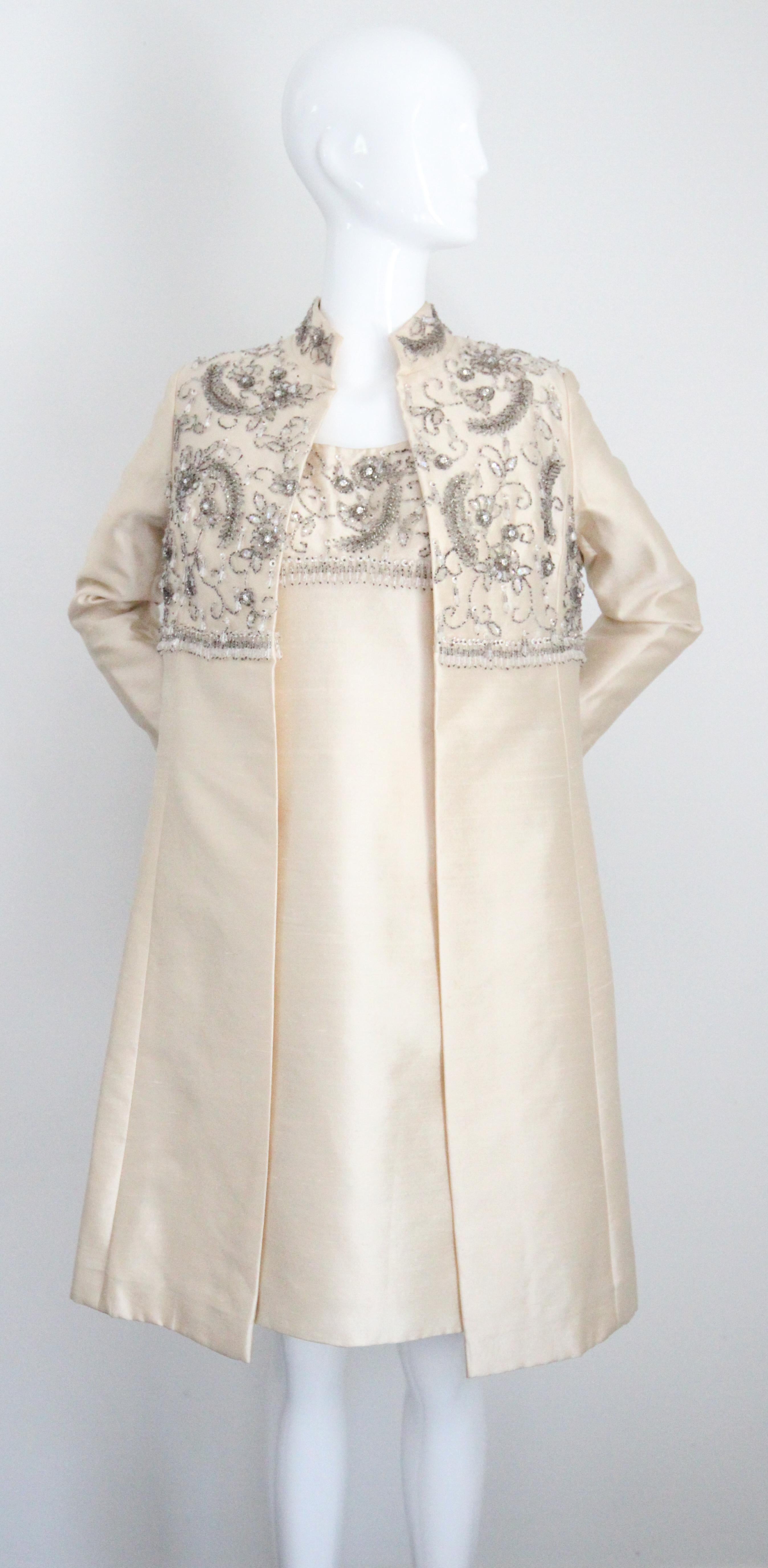 Conjunto de vestido y abrigo con cuentas de plata y seda crema de los años 60 Reino Unido 10 EE.UU. 6 en venta 7