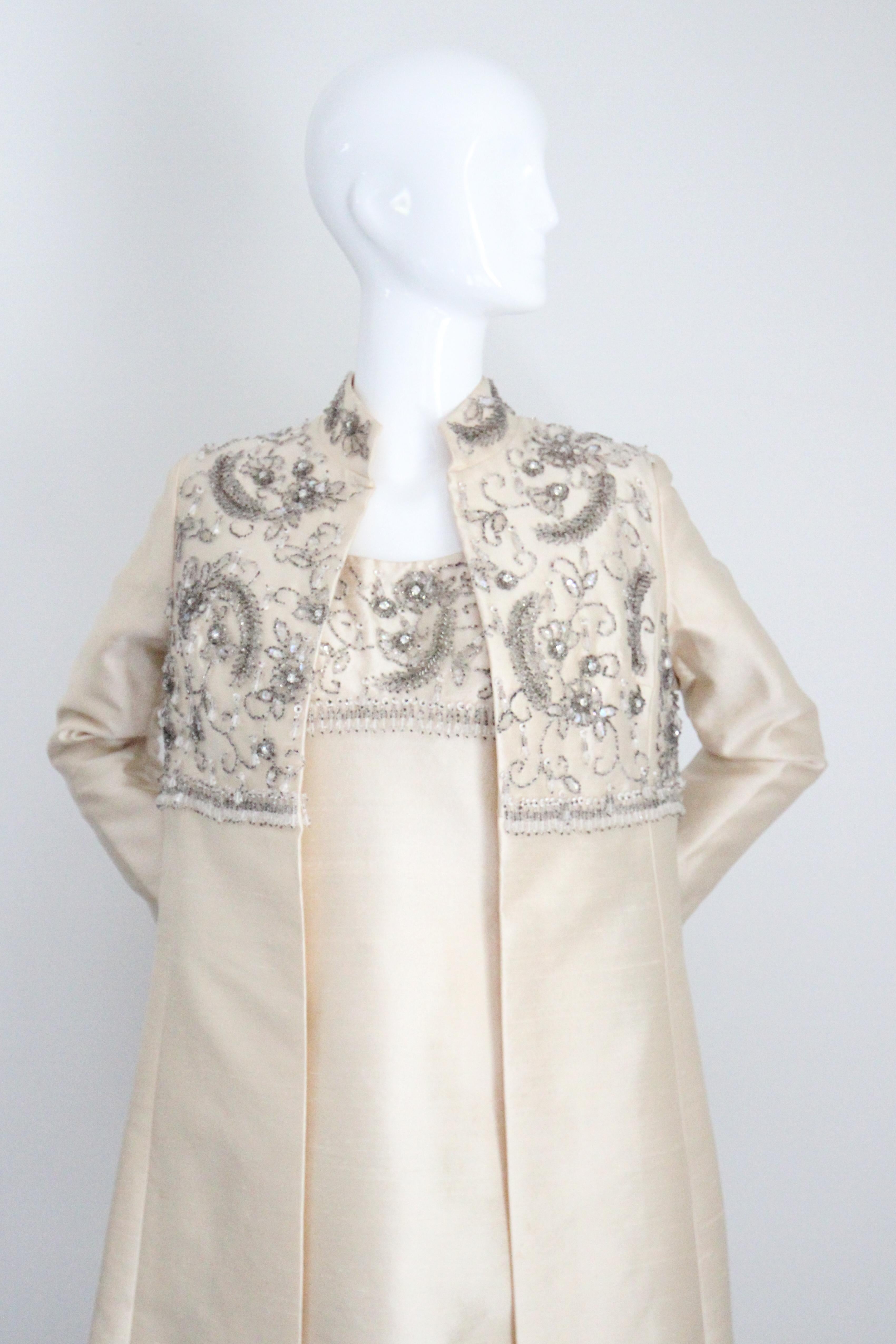 Conjunto de vestido y abrigo con cuentas de plata y seda crema de los años 60 Reino Unido 10 EE.UU. 6 en venta 8