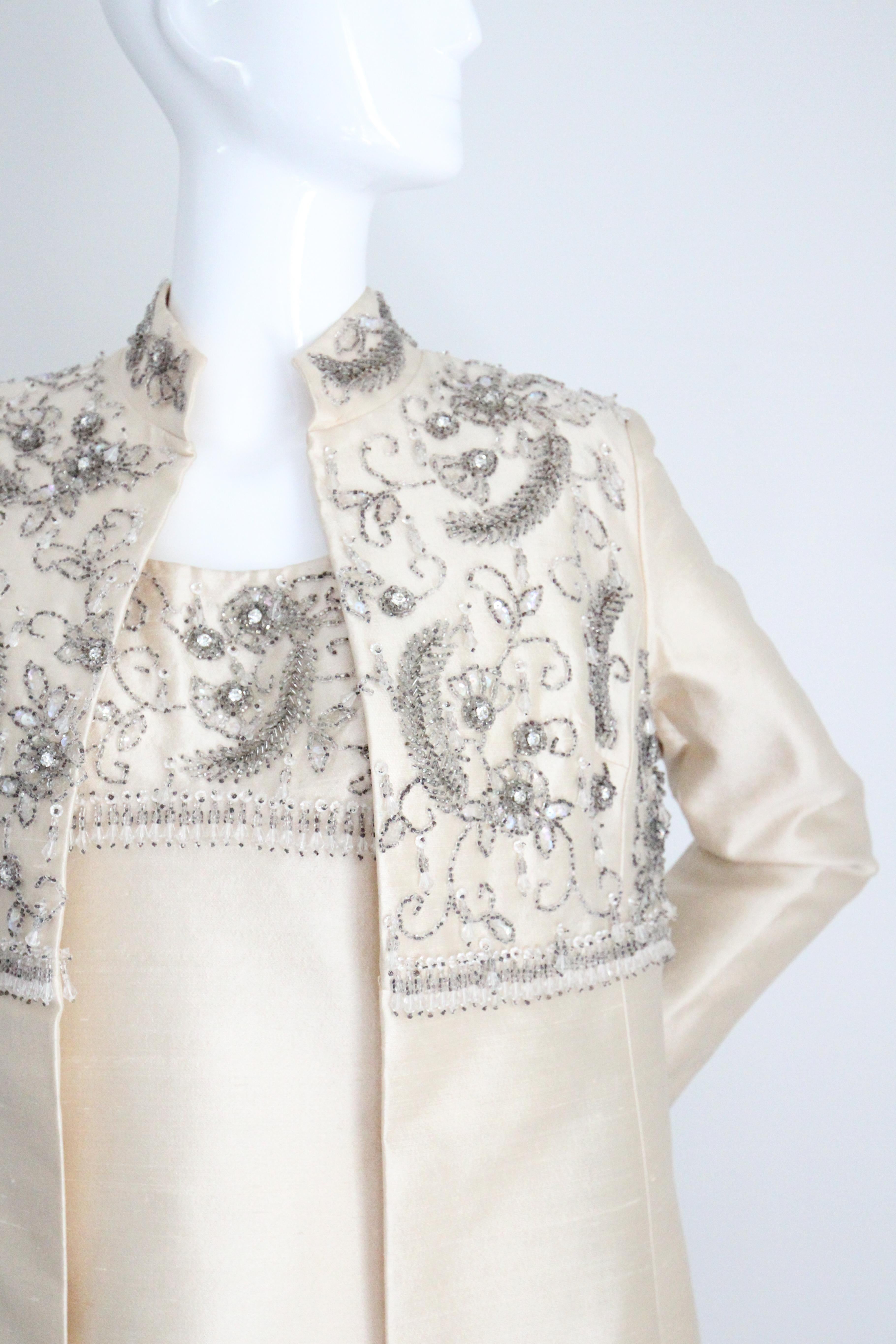 Conjunto de vestido y abrigo con cuentas de plata y seda crema de los años 60 Reino Unido 10 EE.UU. 6 en venta 9