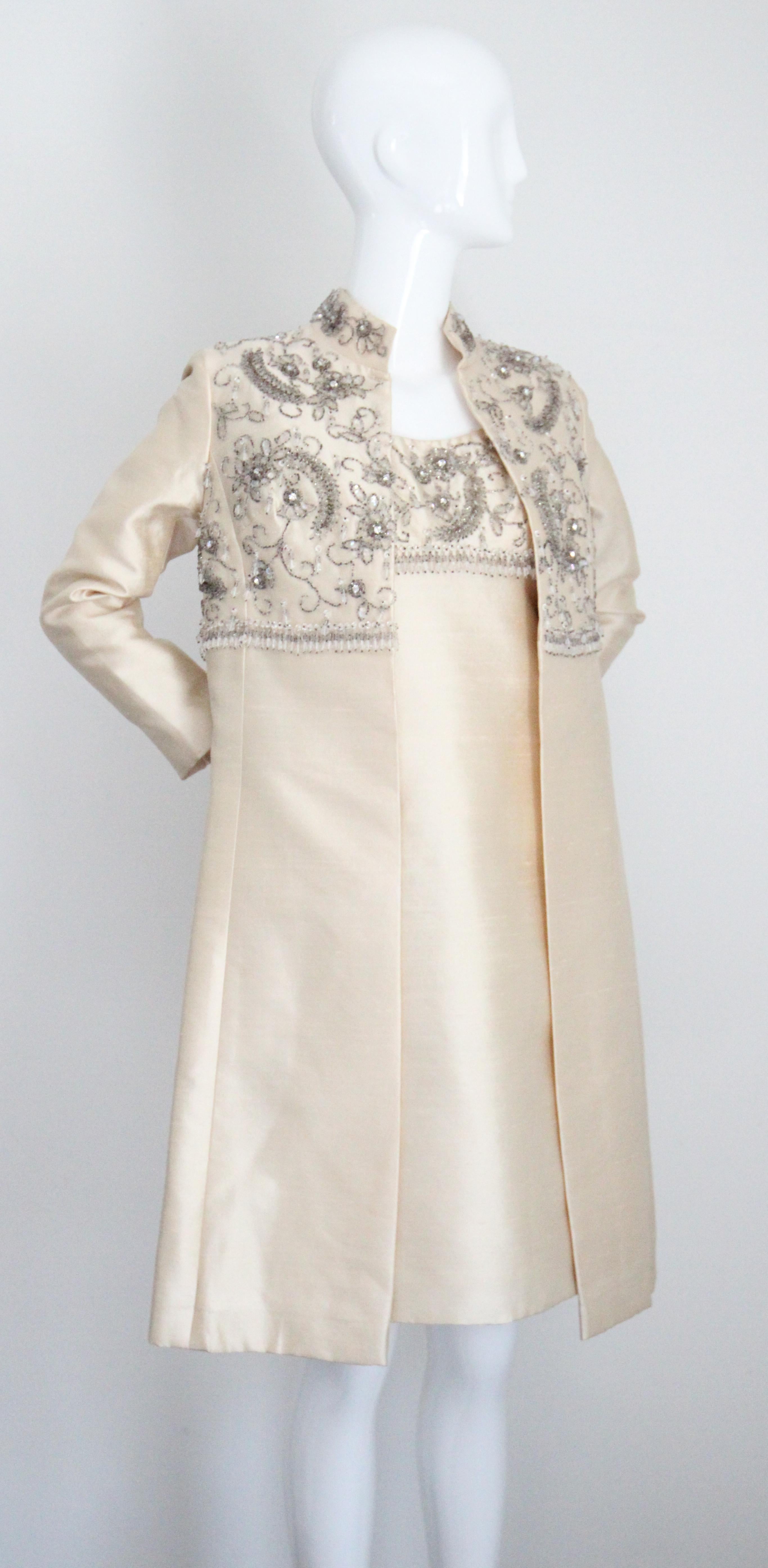Conjunto de vestido y abrigo con cuentas de plata y seda crema de los años 60 Reino Unido 10 EE.UU. 6 en venta 10