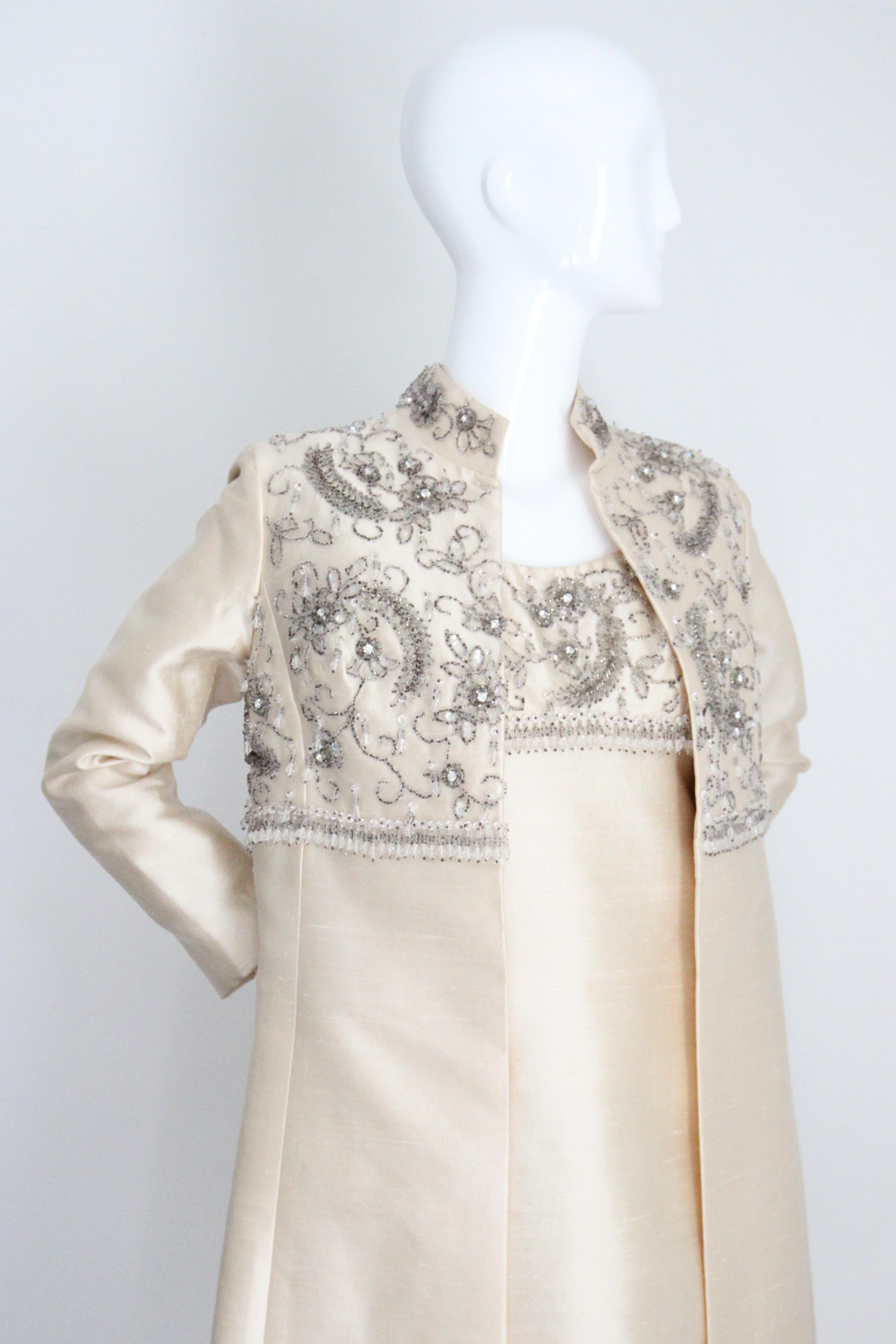 Conjunto de vestido y abrigo con cuentas de plata y seda crema de los años 60 Reino Unido 10 EE.UU. 6 en venta 11