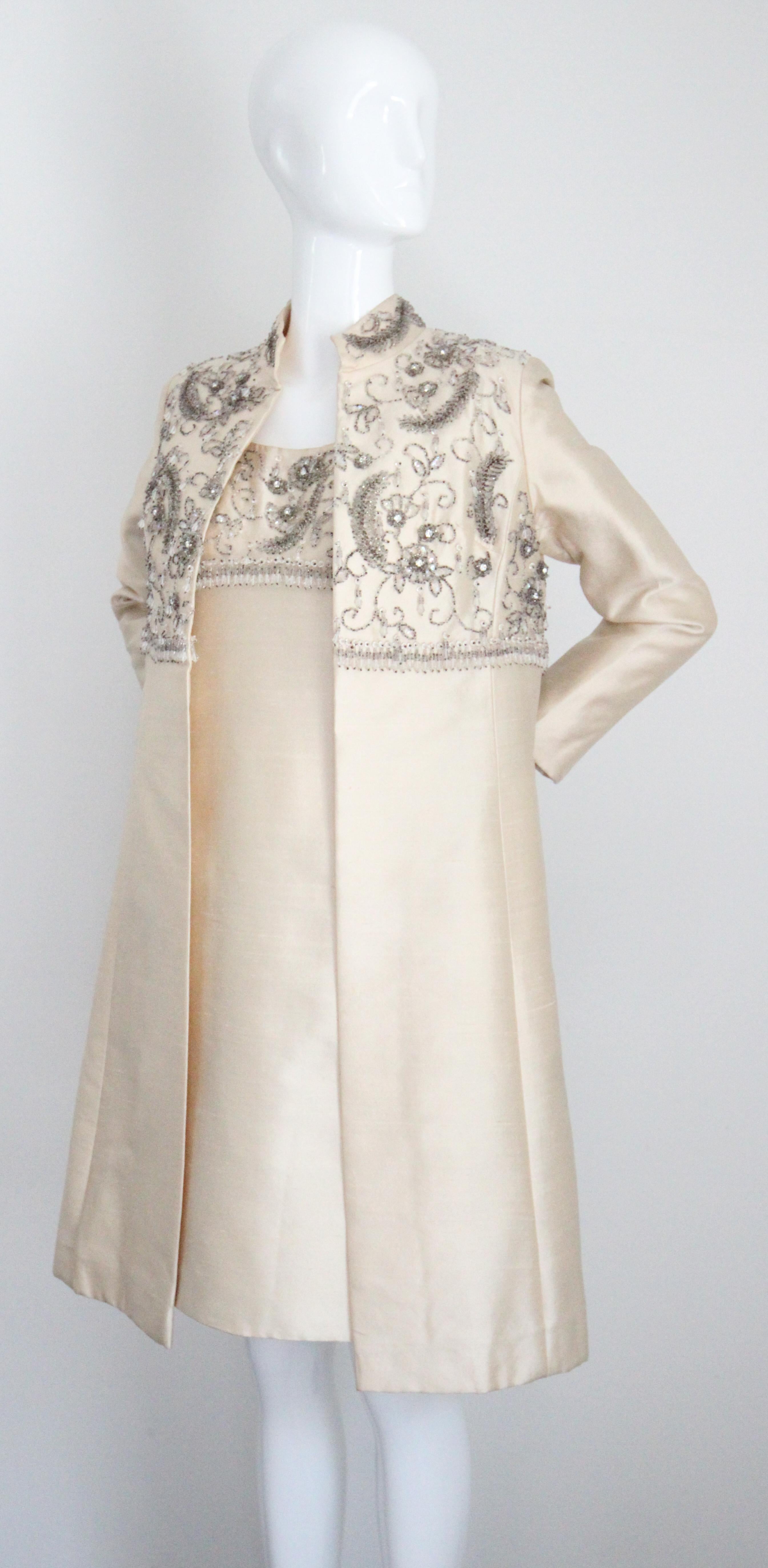 Conjunto de vestido y abrigo con cuentas de plata y seda crema de los años 60 Reino Unido 10 EE.UU. 6 en venta 12