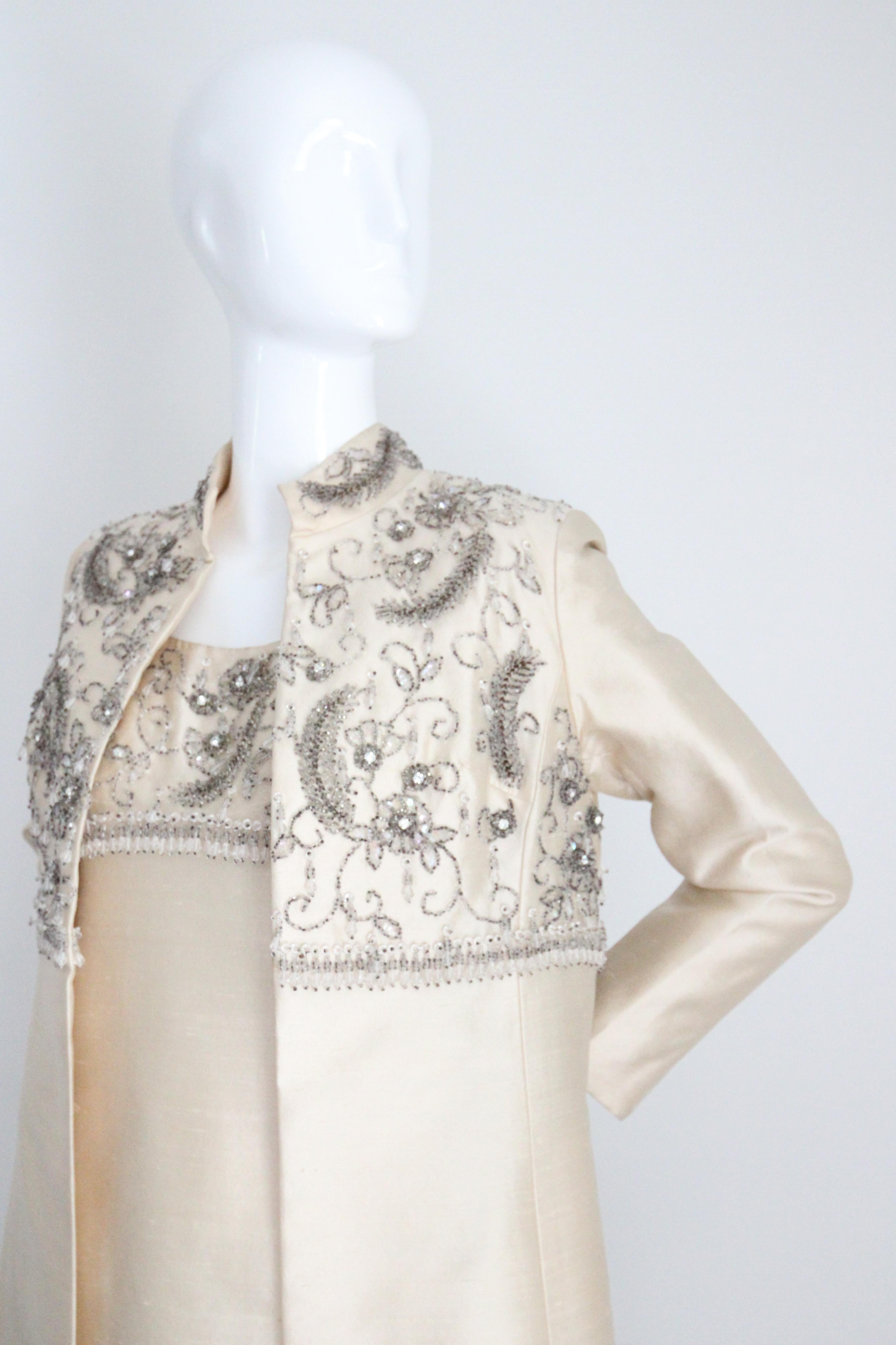 Conjunto de vestido y abrigo con cuentas de plata y seda crema de los años 60 Reino Unido 10 EE.UU. 6 en venta 13