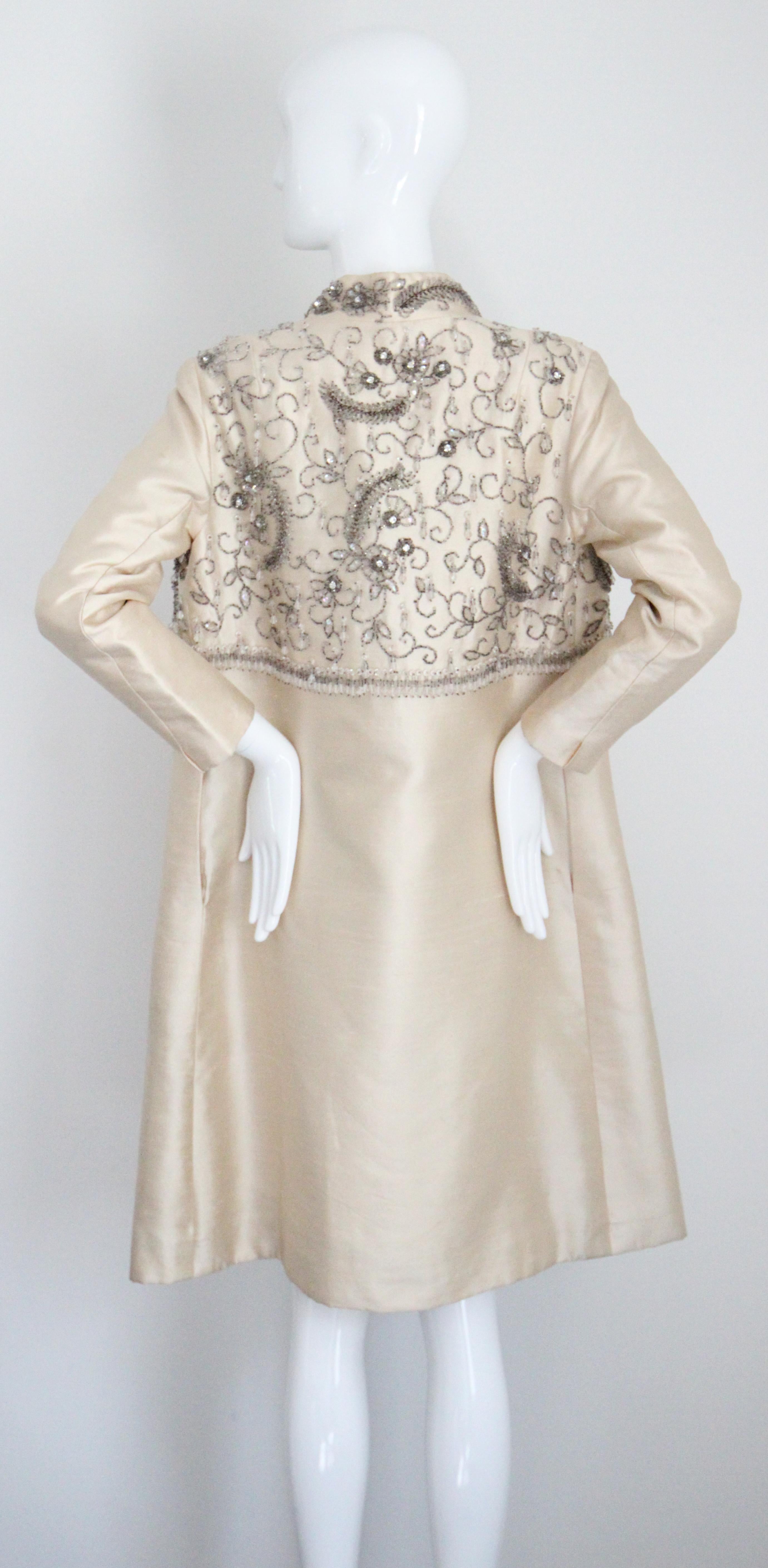 Conjunto de vestido y abrigo con cuentas de plata y seda crema de los años 60 Reino Unido 10 EE.UU. 6 en venta 14