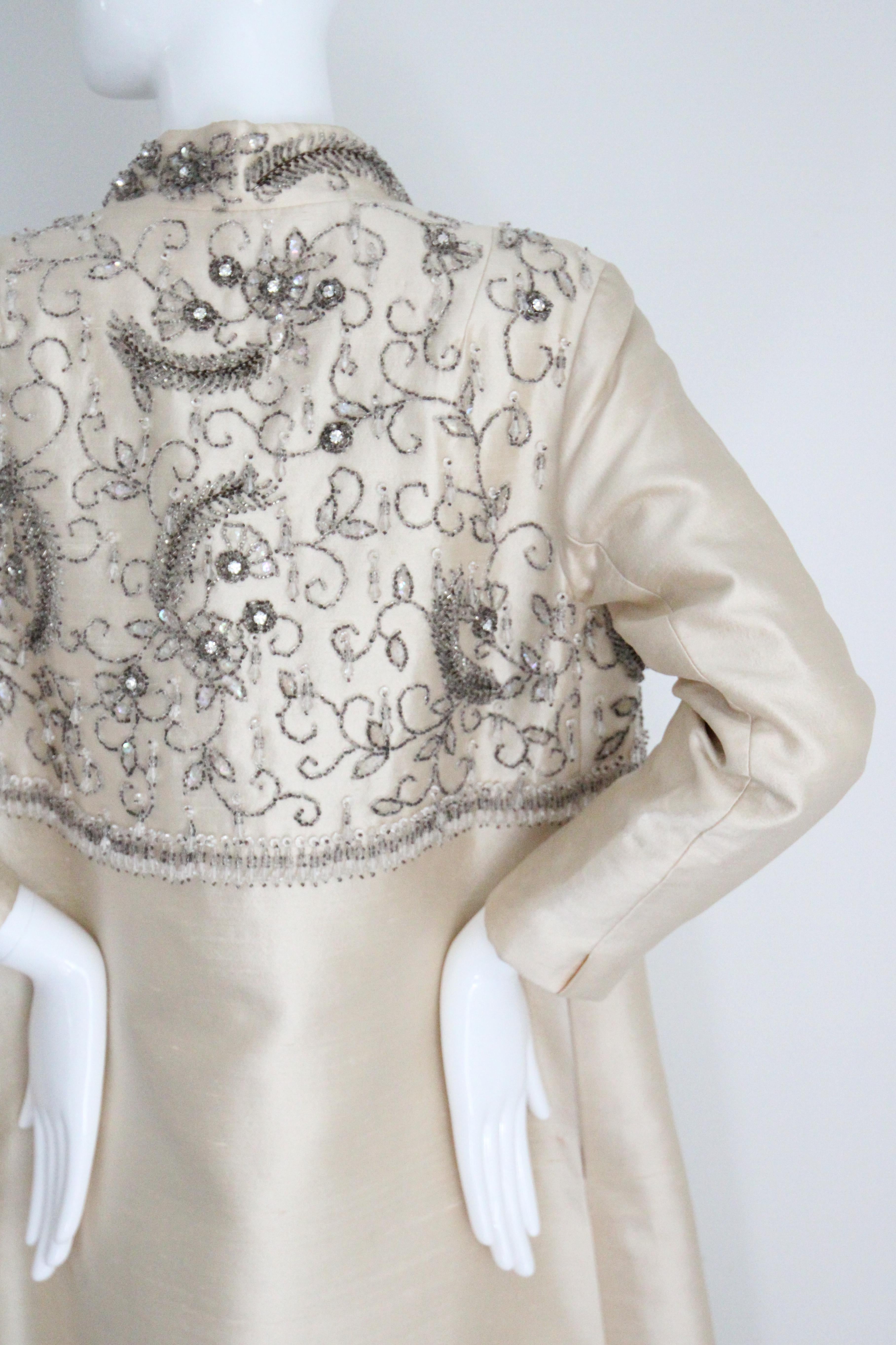 Conjunto de vestido y abrigo con cuentas de plata y seda crema de los años 60 Reino Unido 10 EE.UU. 6 en venta 15