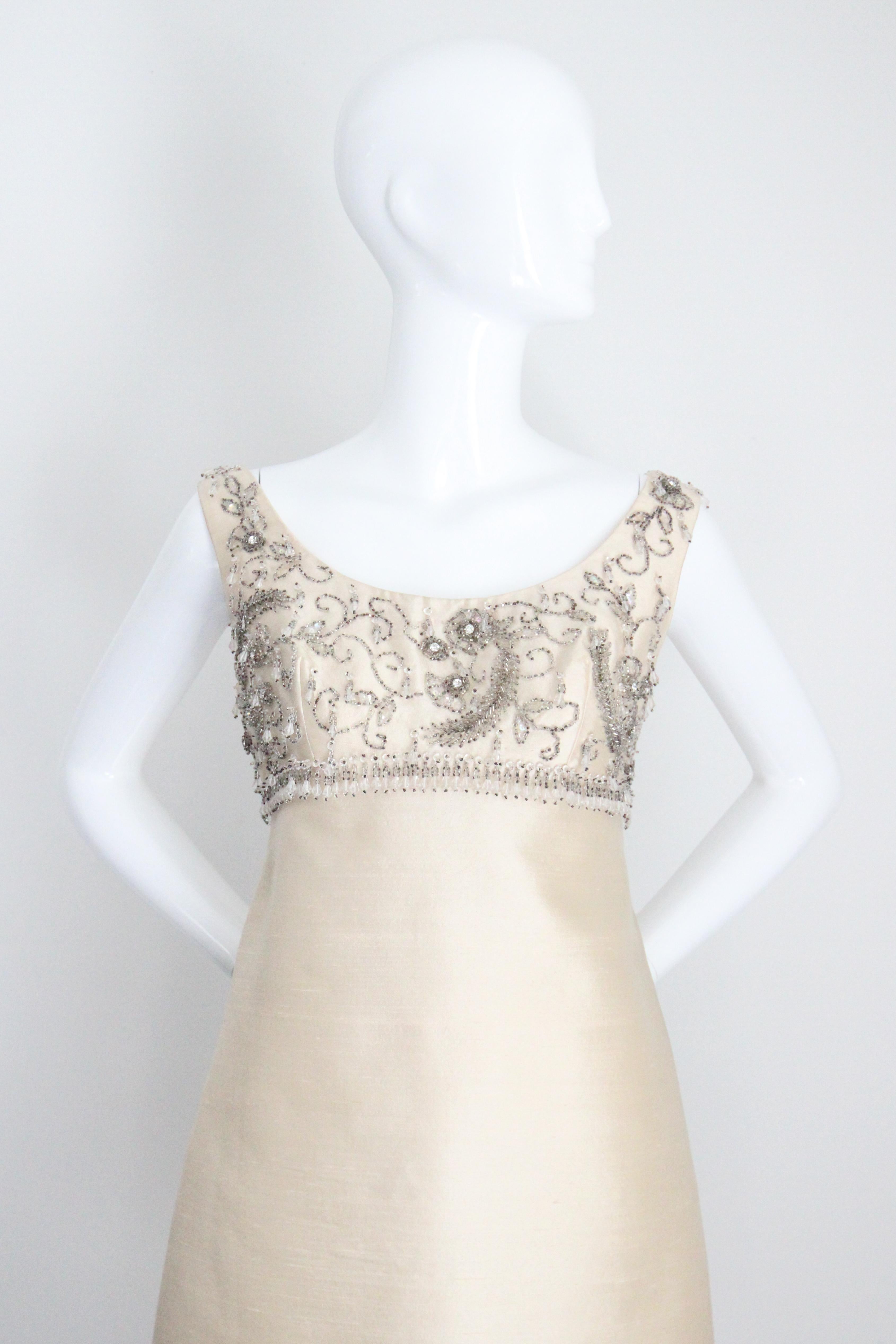 Conjunto de vestido y abrigo con cuentas de plata y seda crema de los años 60 Reino Unido 10 EE.UU. 6 Beige en venta