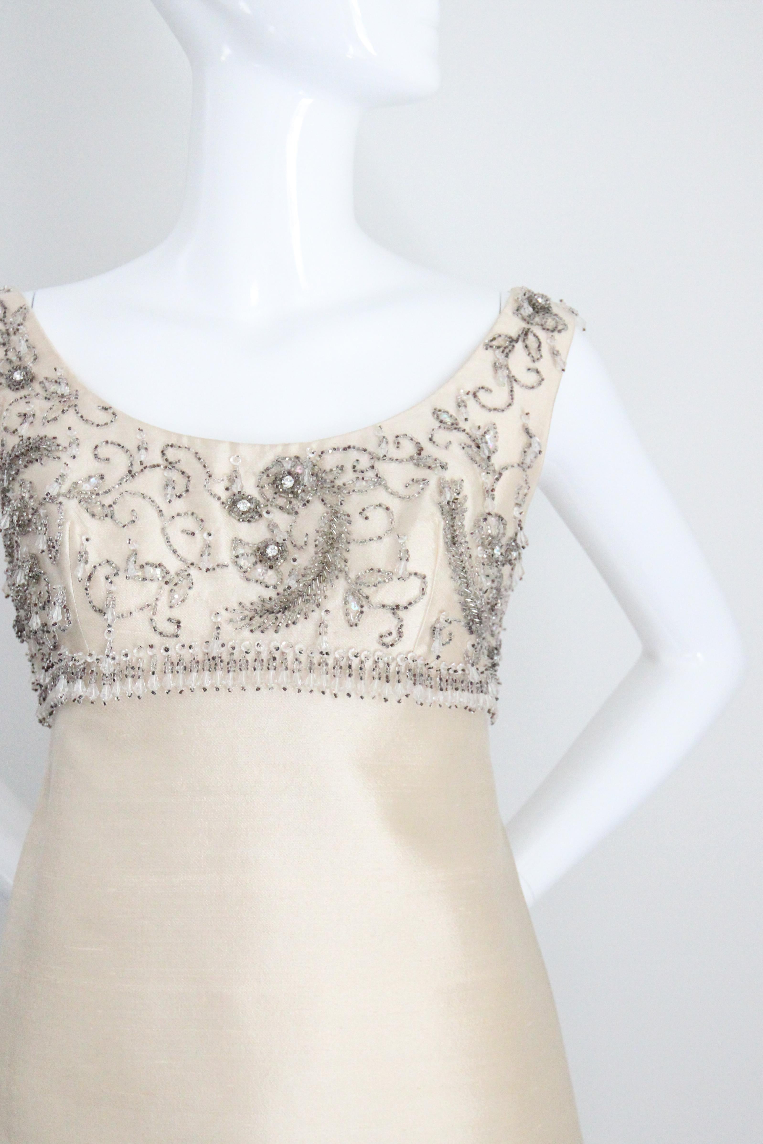 Conjunto de vestido y abrigo con cuentas de plata y seda crema de los años 60 Reino Unido 10 EE.UU. 6 en Bueno estado para la venta en Cheltenham, GB