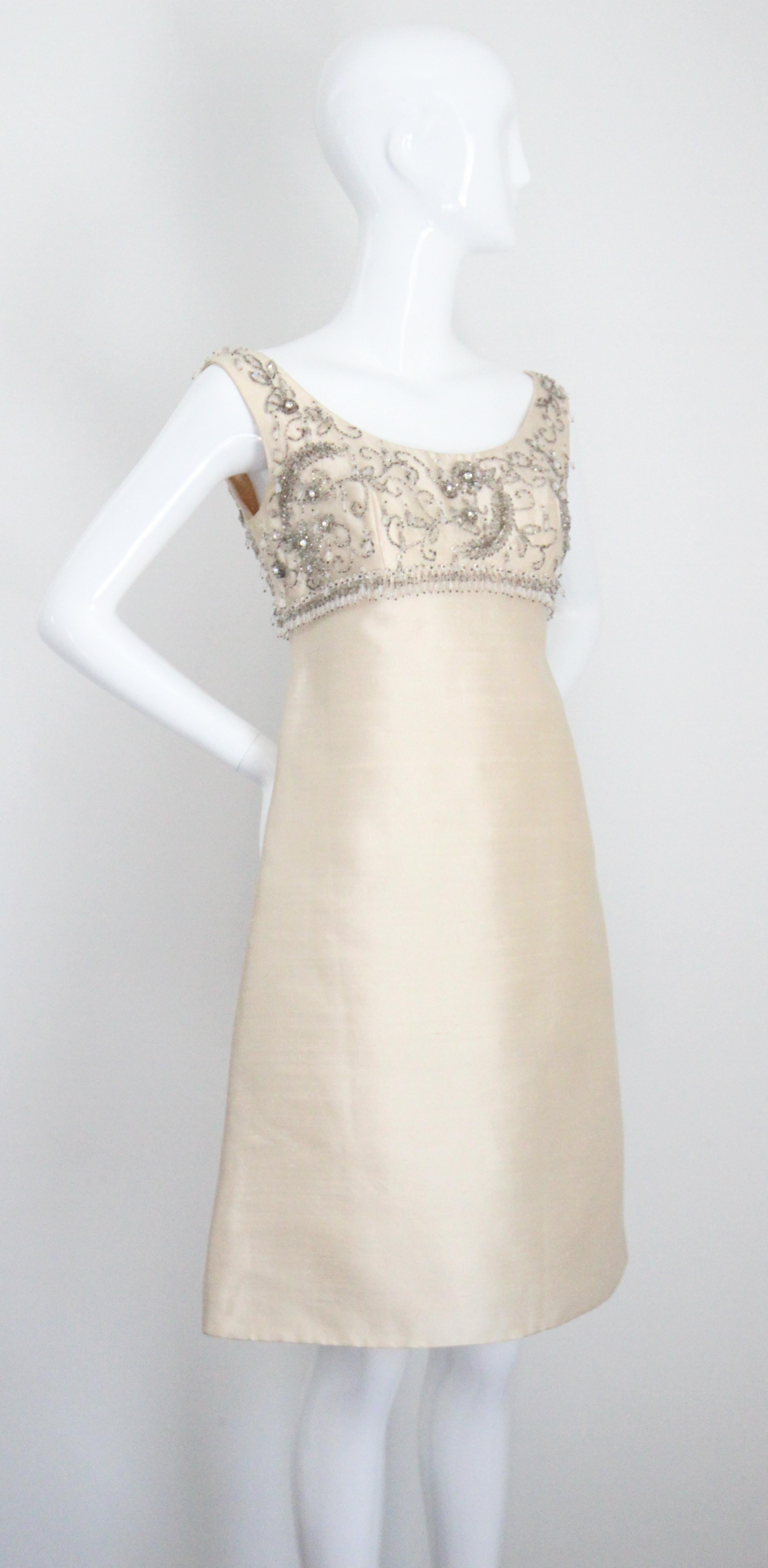 De las mujeres Conjunto de vestido y abrigo con cuentas de plata y seda crema de los años 60 Reino Unido 10 EE.UU. 6 en venta