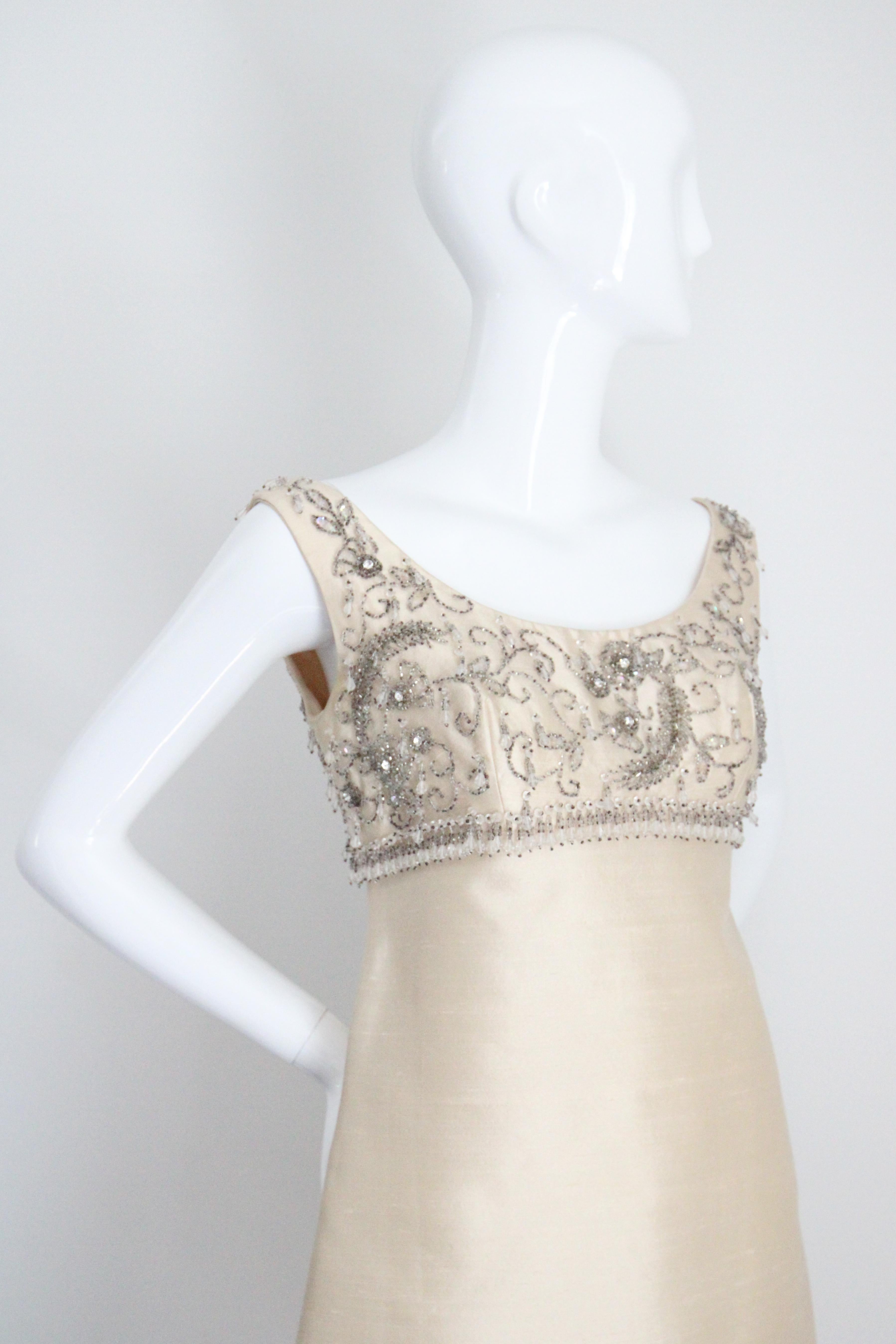 Conjunto de vestido y abrigo con cuentas de plata y seda crema de los años 60 Reino Unido 10 EE.UU. 6 en venta 1