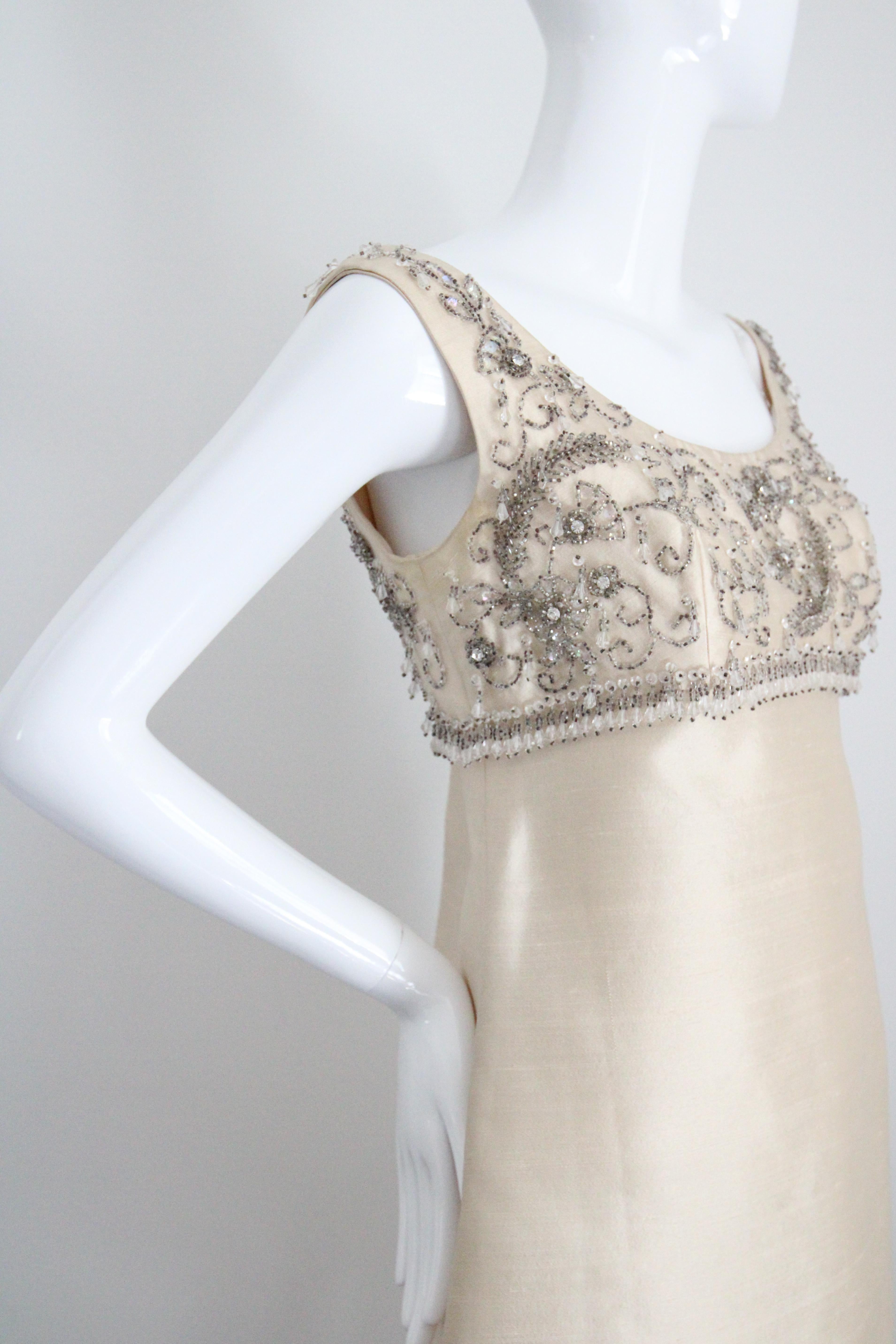 Conjunto de vestido y abrigo con cuentas de plata y seda crema de los años 60 Reino Unido 10 EE.UU. 6 en venta 2