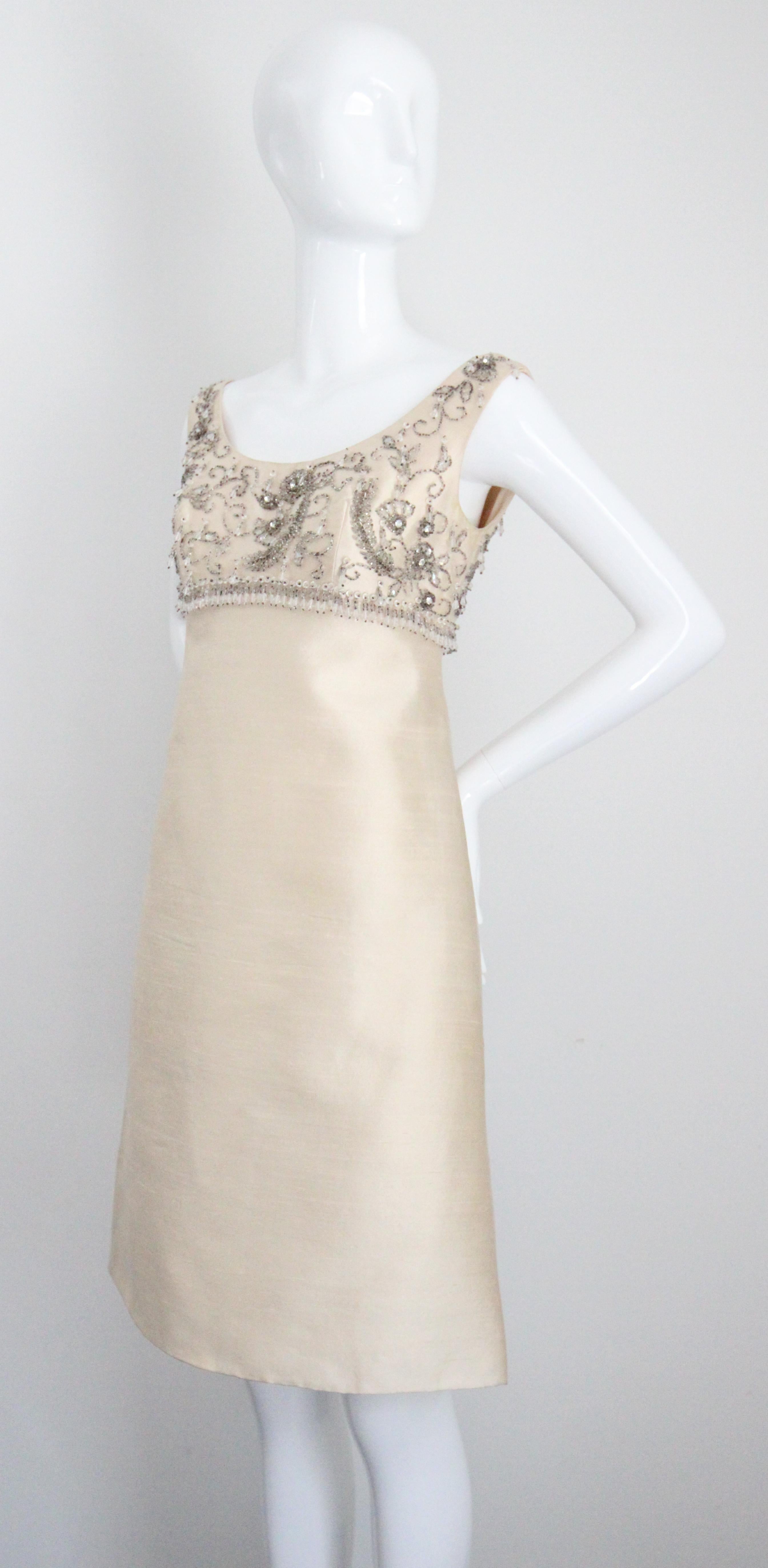 Conjunto de vestido y abrigo con cuentas de plata y seda crema de los años 60 Reino Unido 10 EE.UU. 6 en venta 3