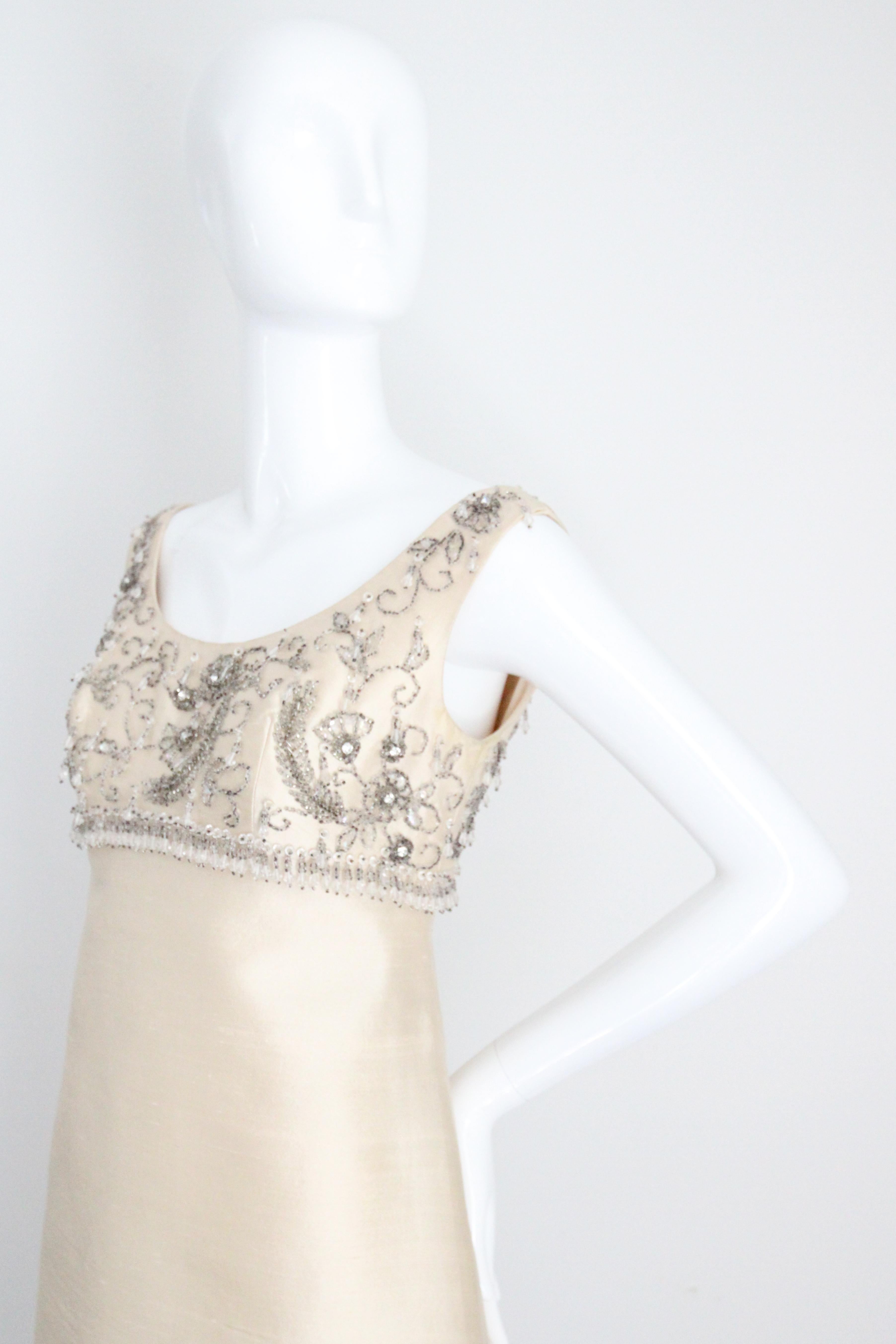 Conjunto de vestido y abrigo con cuentas de plata y seda crema de los años 60 Reino Unido 10 EE.UU. 6 en venta 4