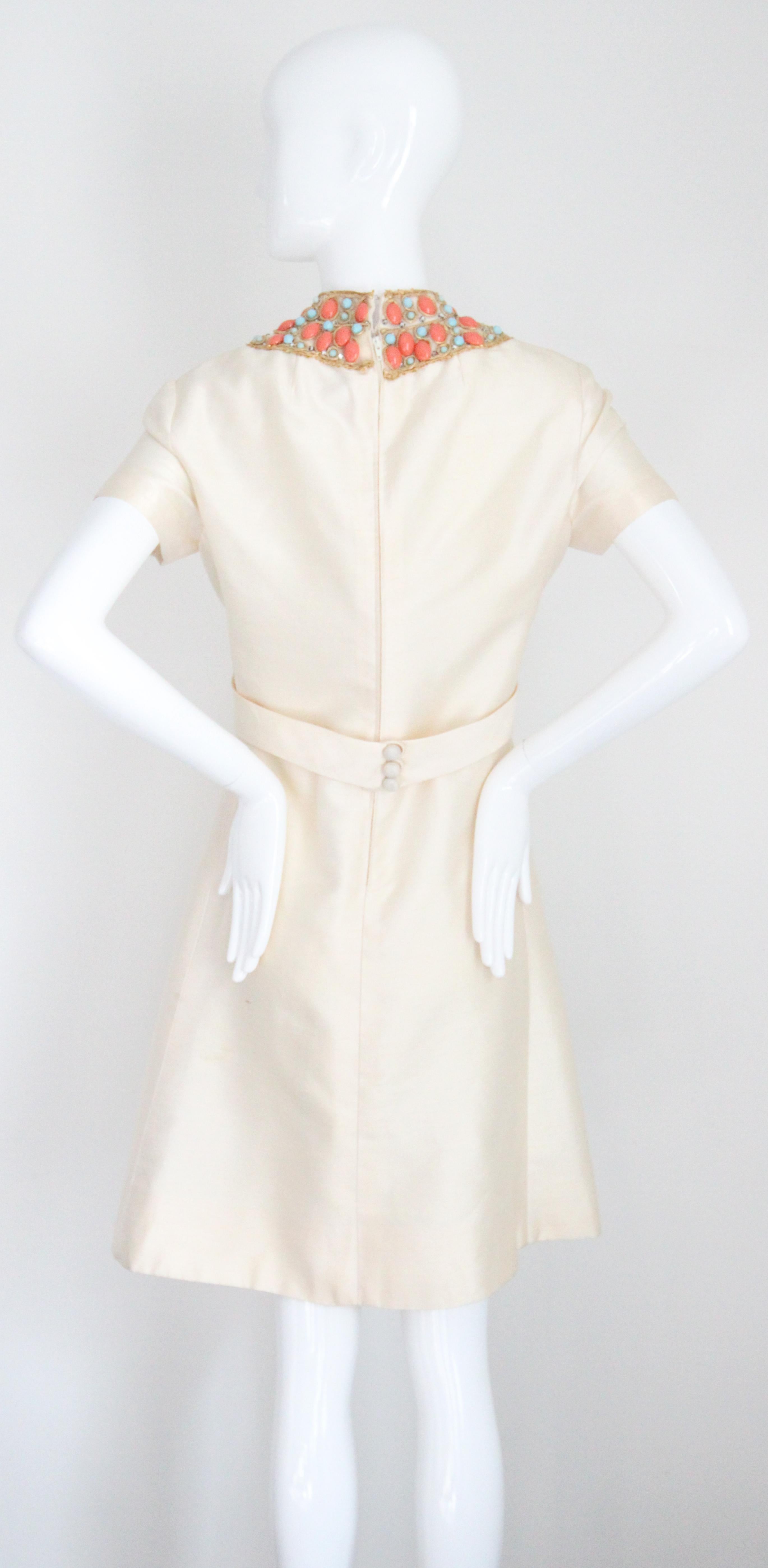 Cocktailkleid aus cremefarbener Seide und türkisfarbener Koralle mit Perlen, Gino Charles, 1960er Jahre im Angebot 4