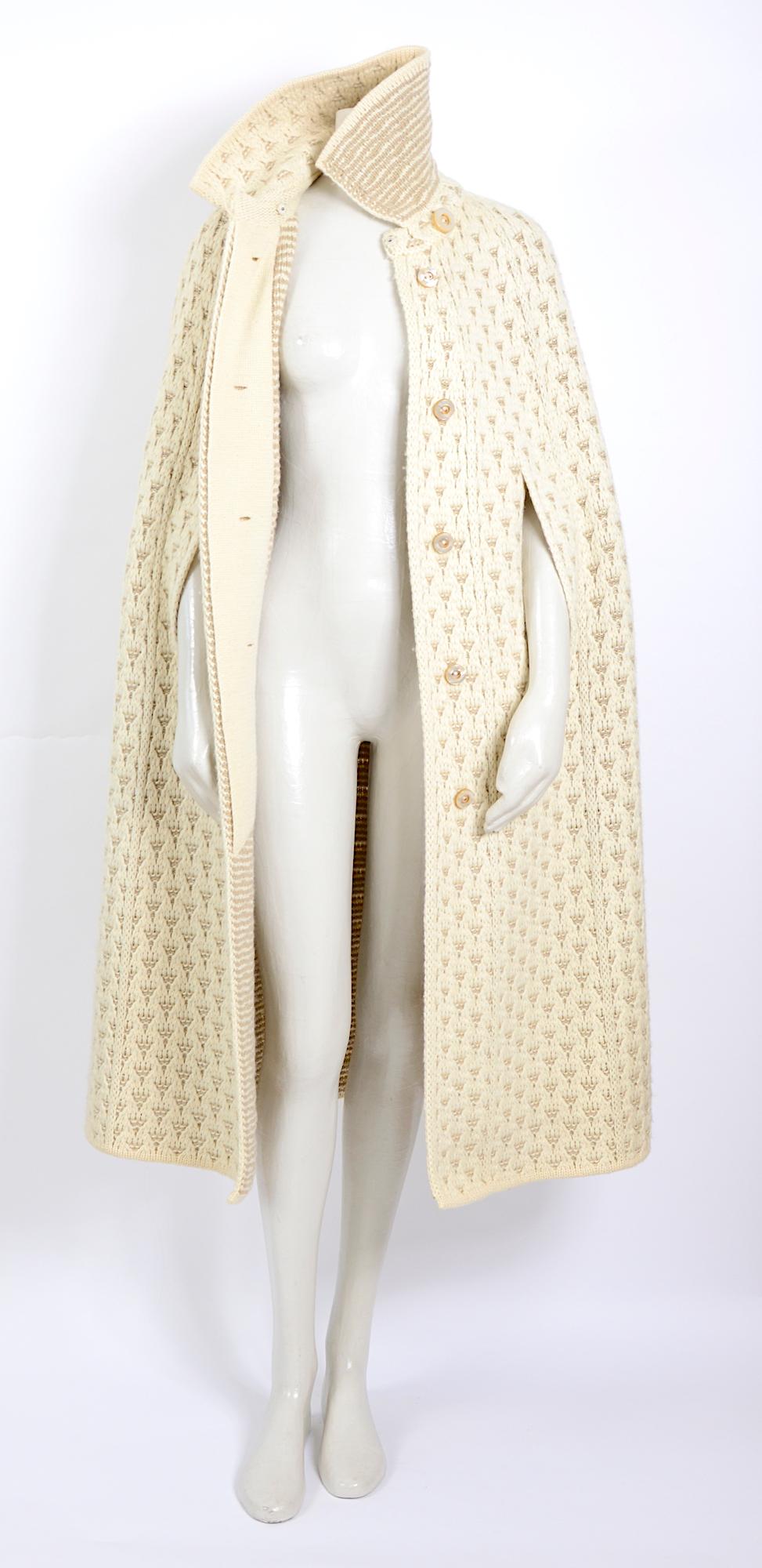 Beige Vintage 1960s creation Albertina Roma 100% wool knitted cream cape