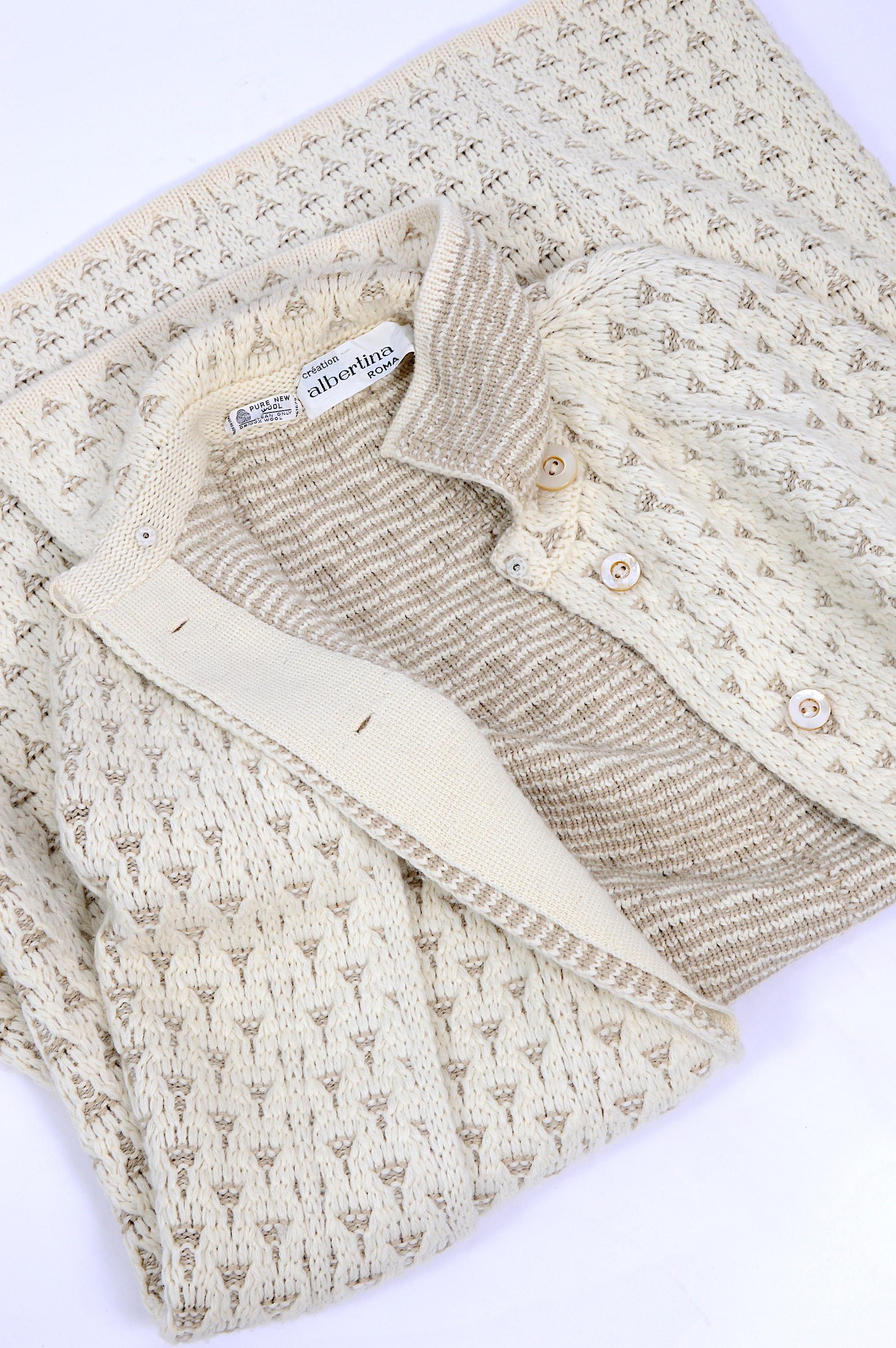 Vintage 1960s creation Albertina Roma 100% wool knitted cream cape In Excellent Condition In Antwerpen, Vlaams Gewest