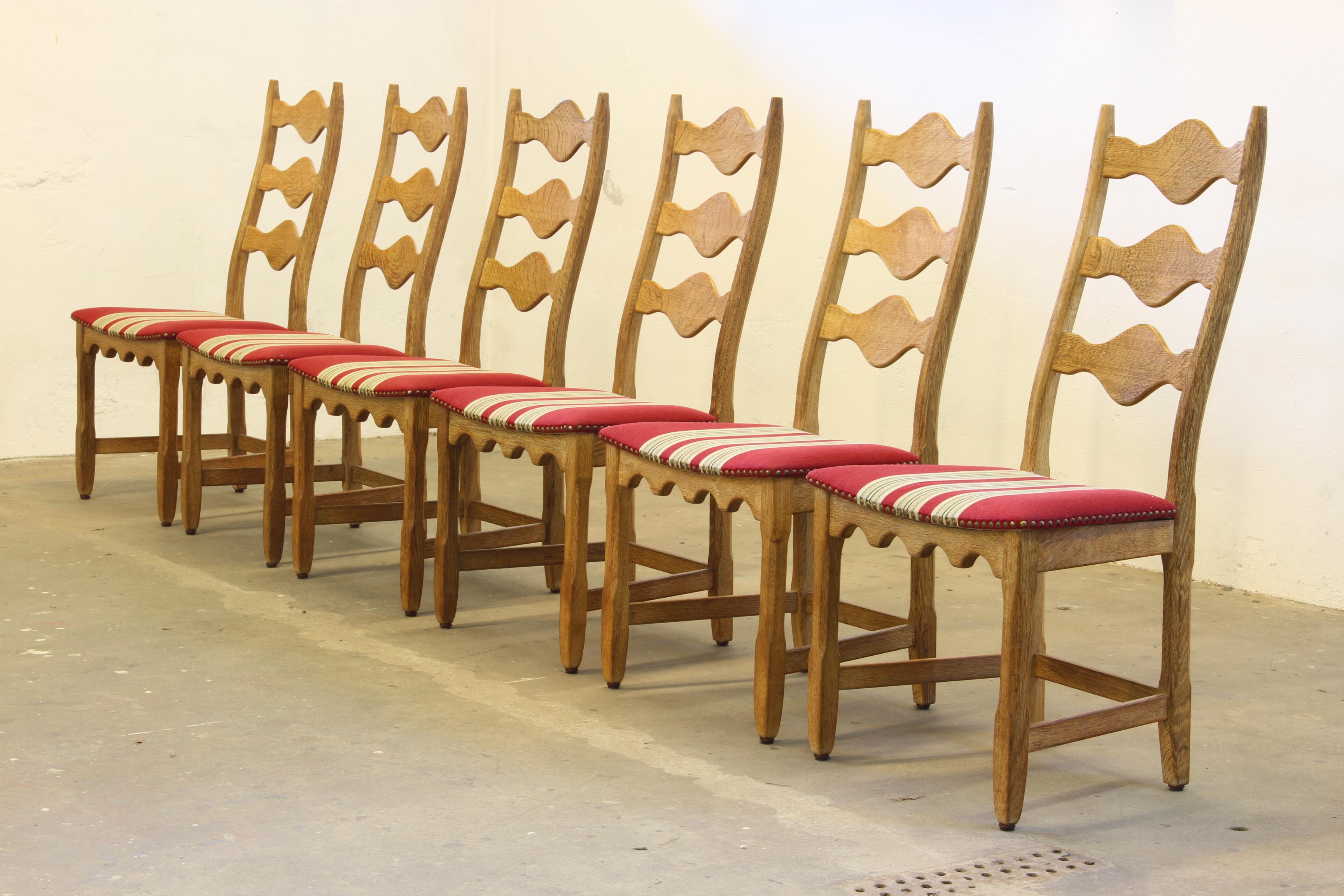 Questo set di quattro sedie con schienale a scaletta in rovere chiaro intagliato, familiare al modello 