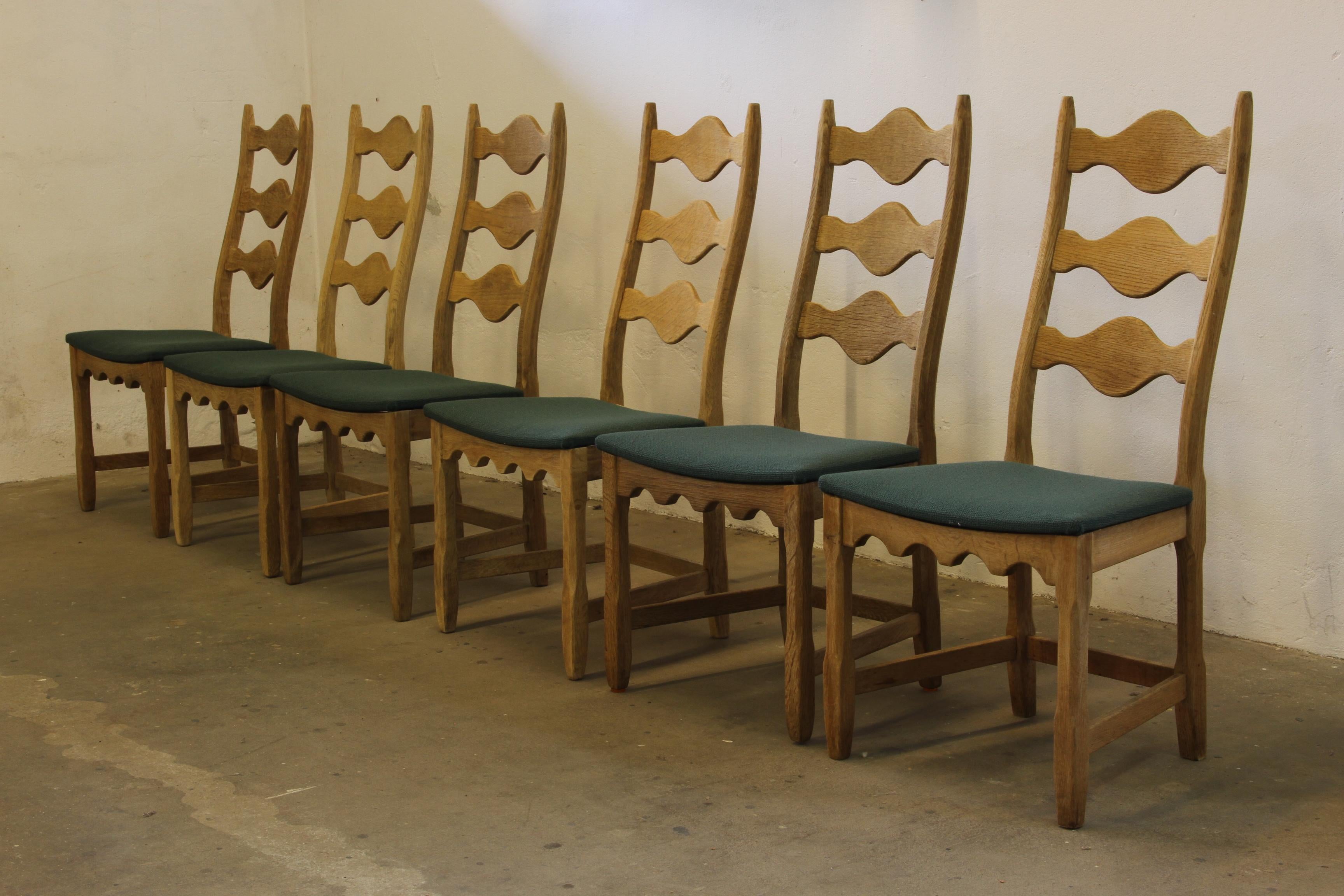 Questo set di sei sedie con schienale a scaletta in rovere chiaro intagliato, familiare al modello 
