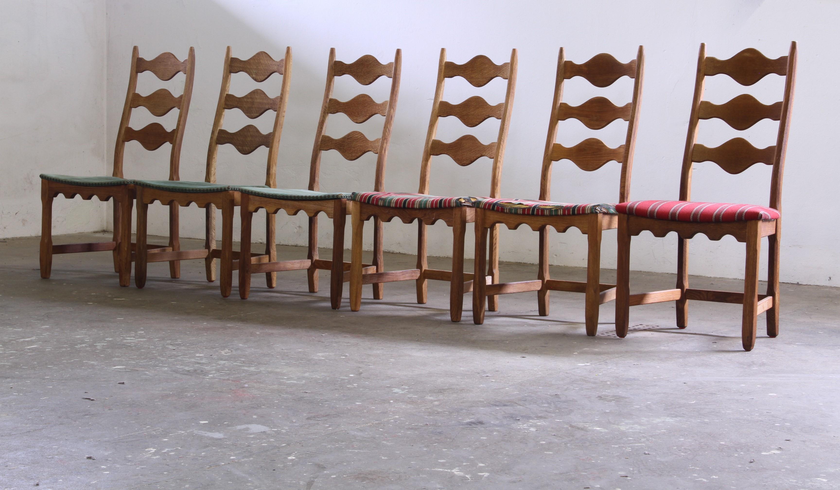 Mid-Century moderno Sedie danesi brutaliste con schienale a scaletta, stile Henning Kjærnulf, anni '60. in vendita